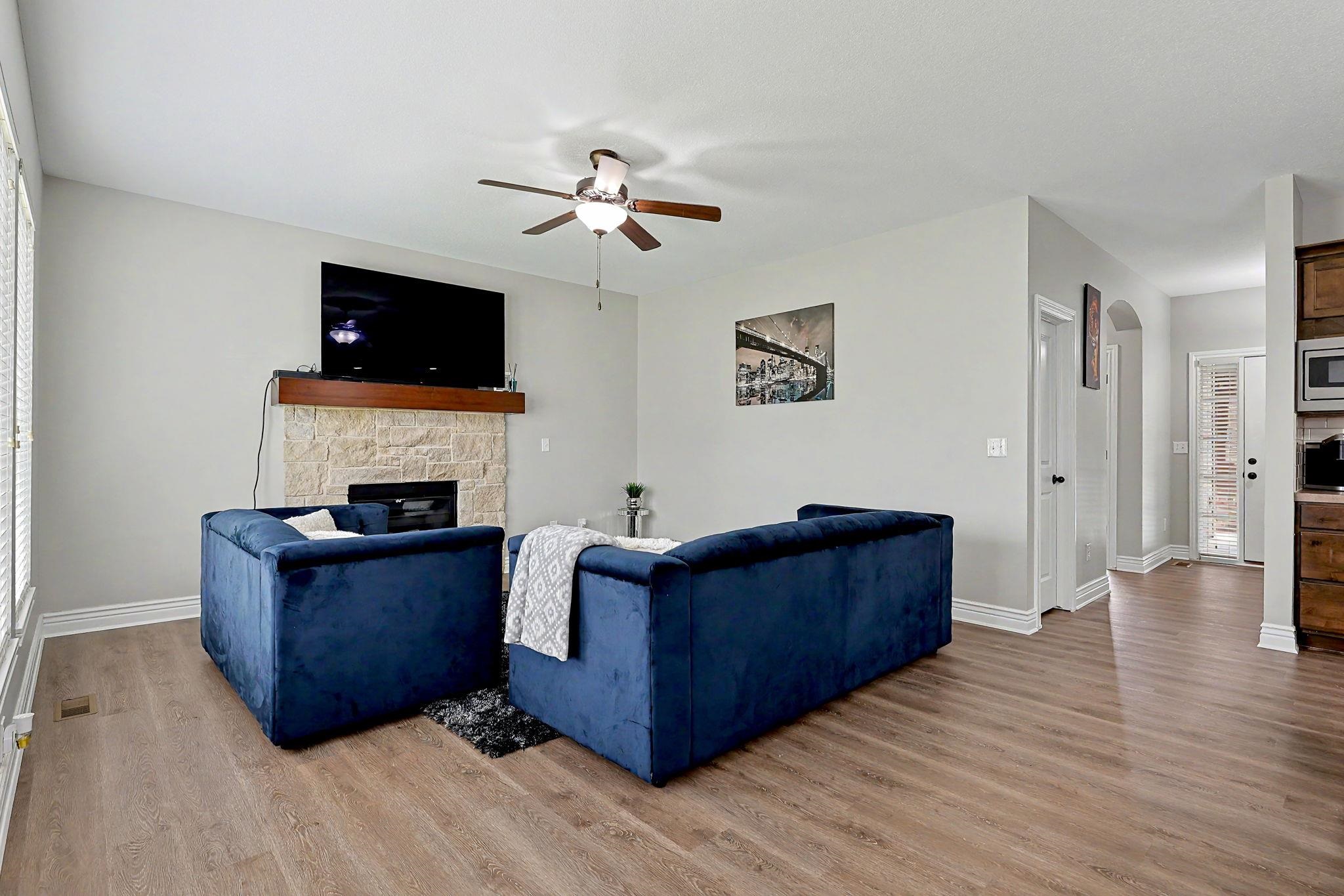 933 W Threewood Property Photo 7