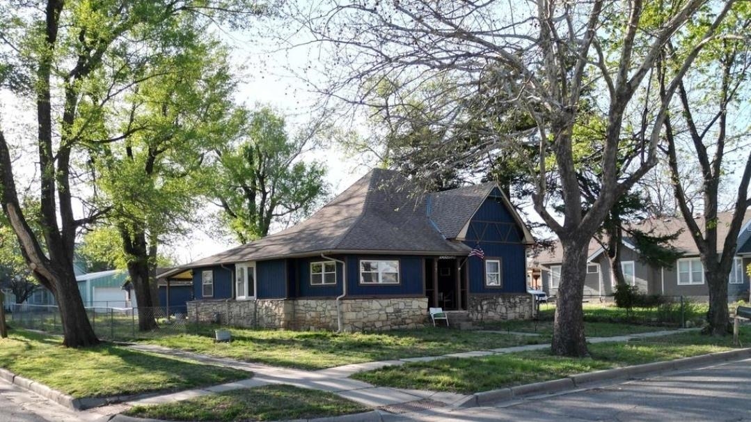 327 Houston St Property Photo 1