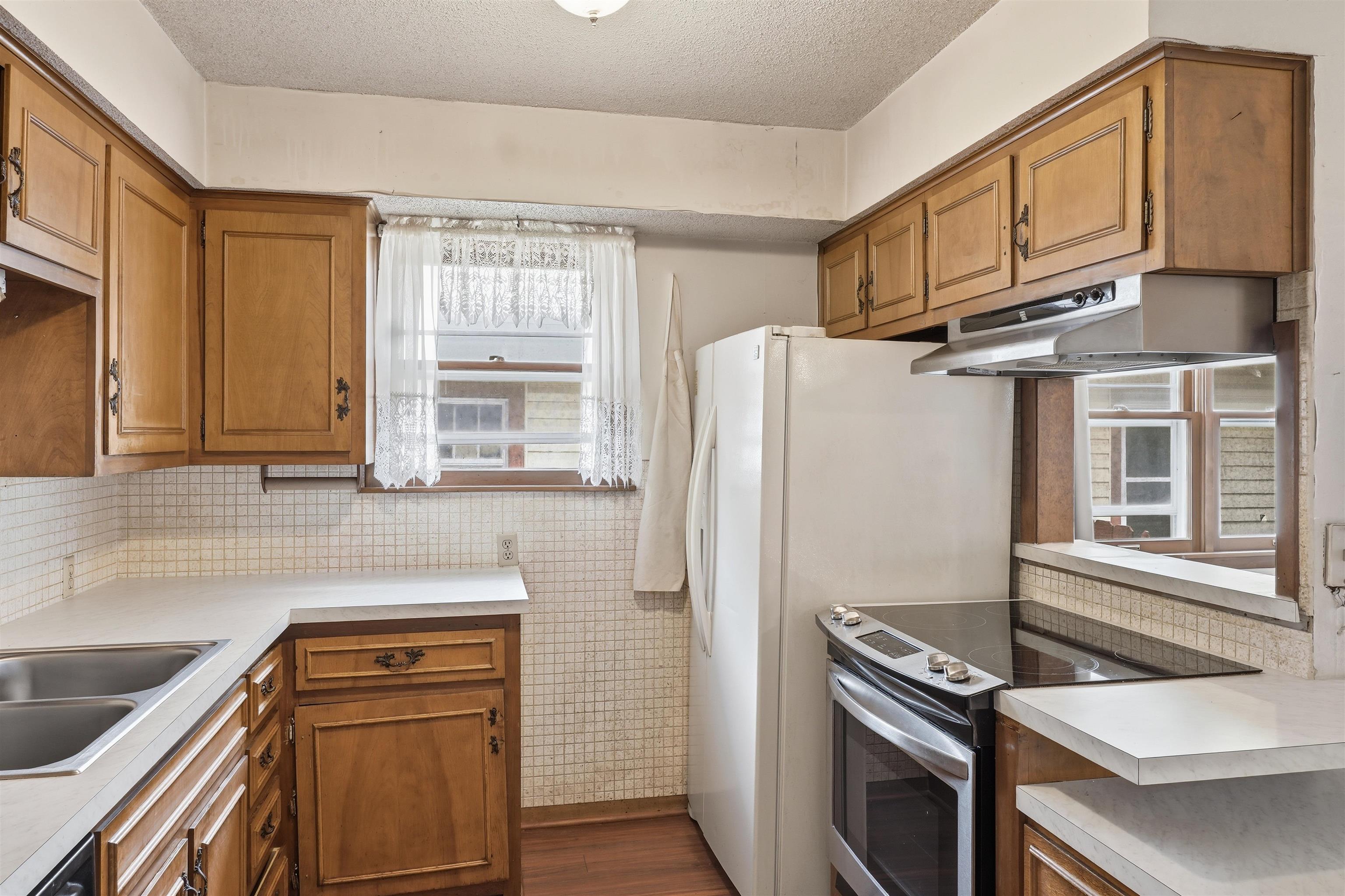 324 S Green Property Photo 5