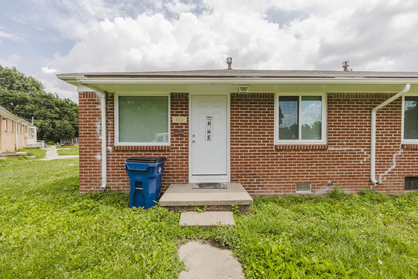604-610 S Hunter Property Photo 4
