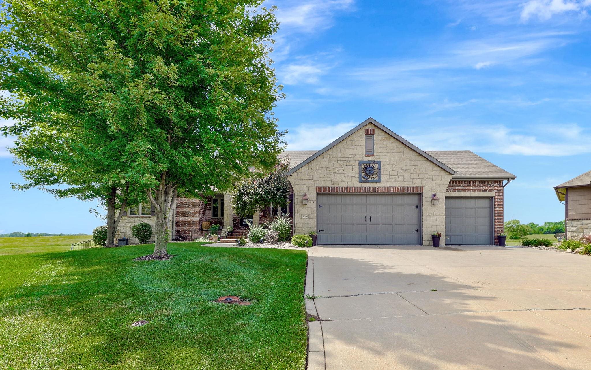 2202 N Foxfire Ct. Property Photo 1