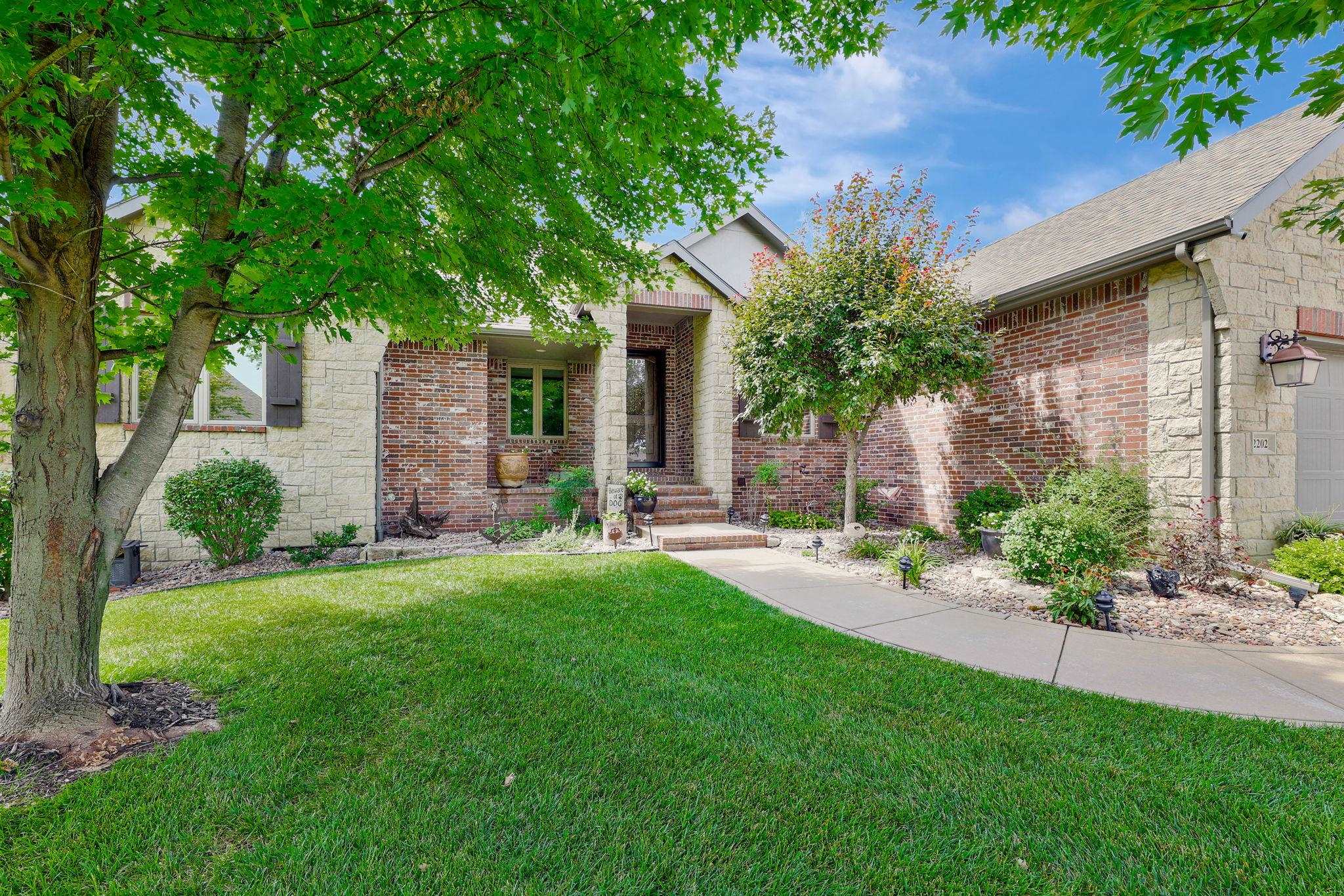 2202 N Foxfire Ct. Property Photo 2