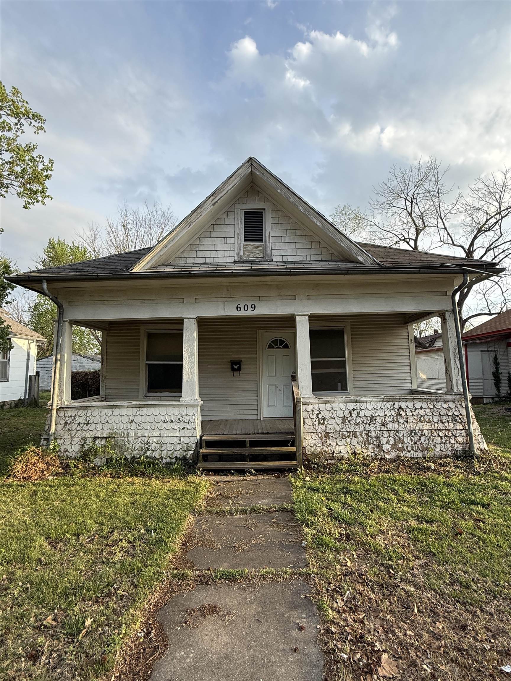 609 E 13th Property Photo 2