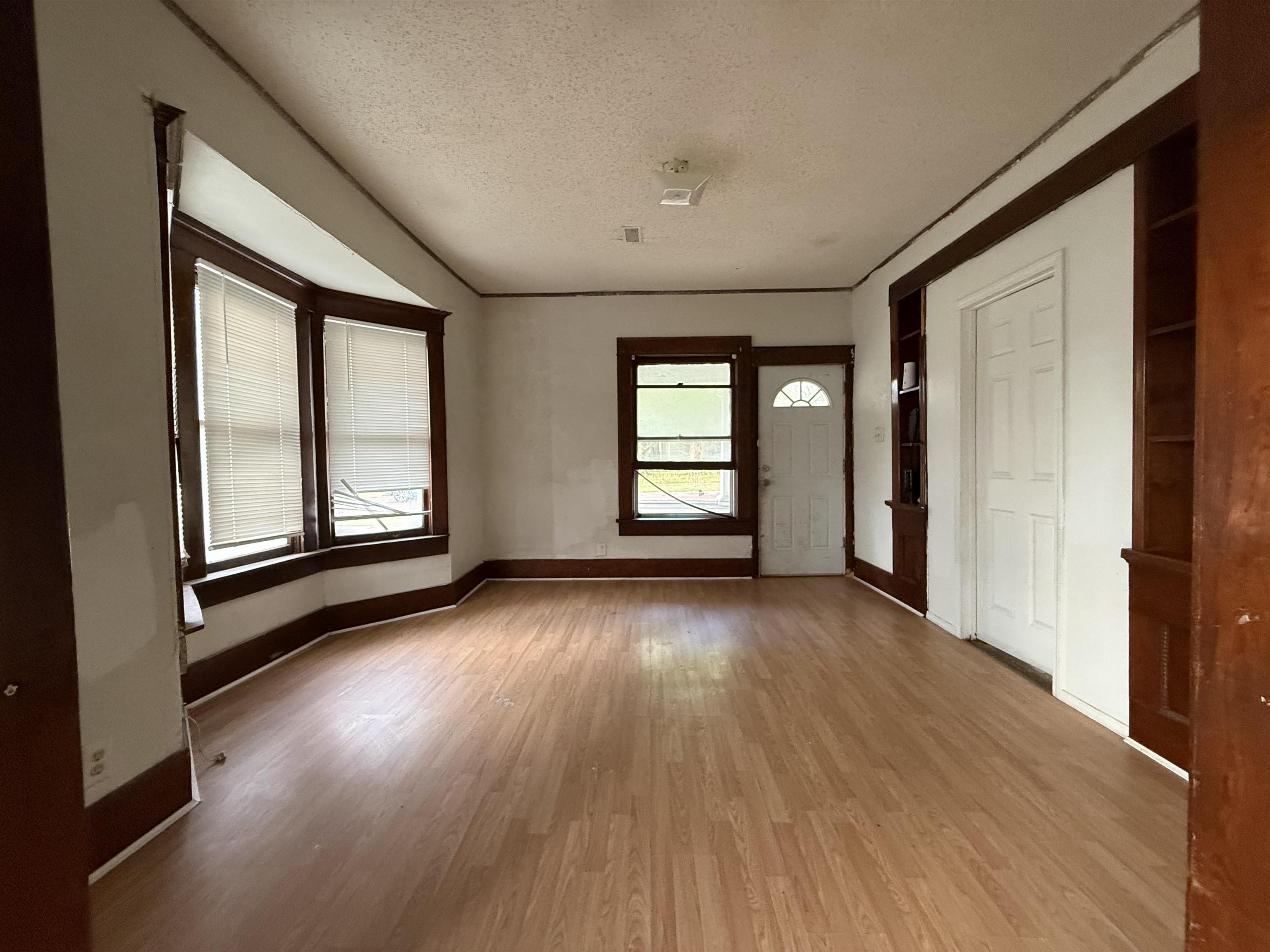 609 E 13th Property Photo 4