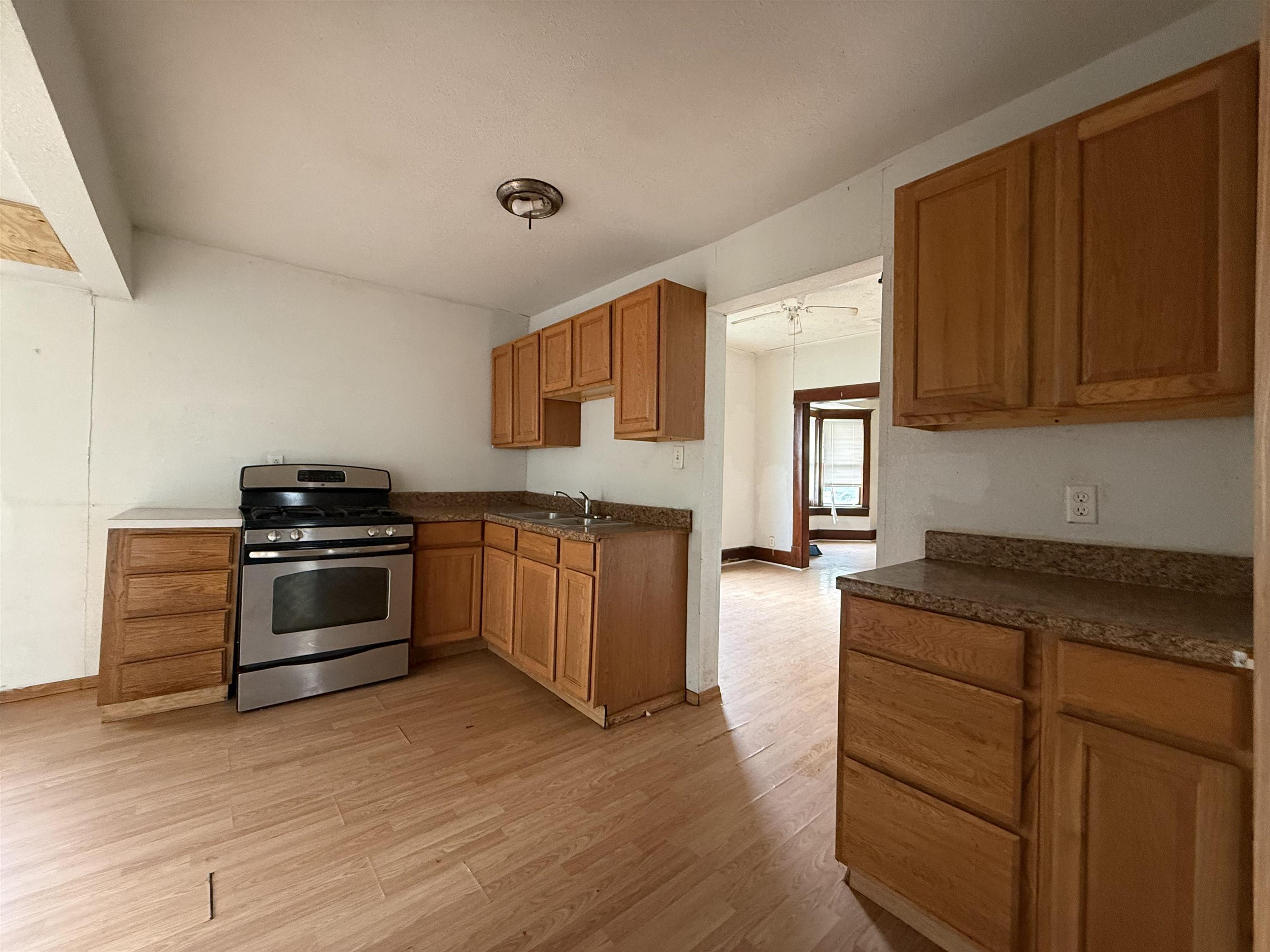 609 E 13th Property Photo 11