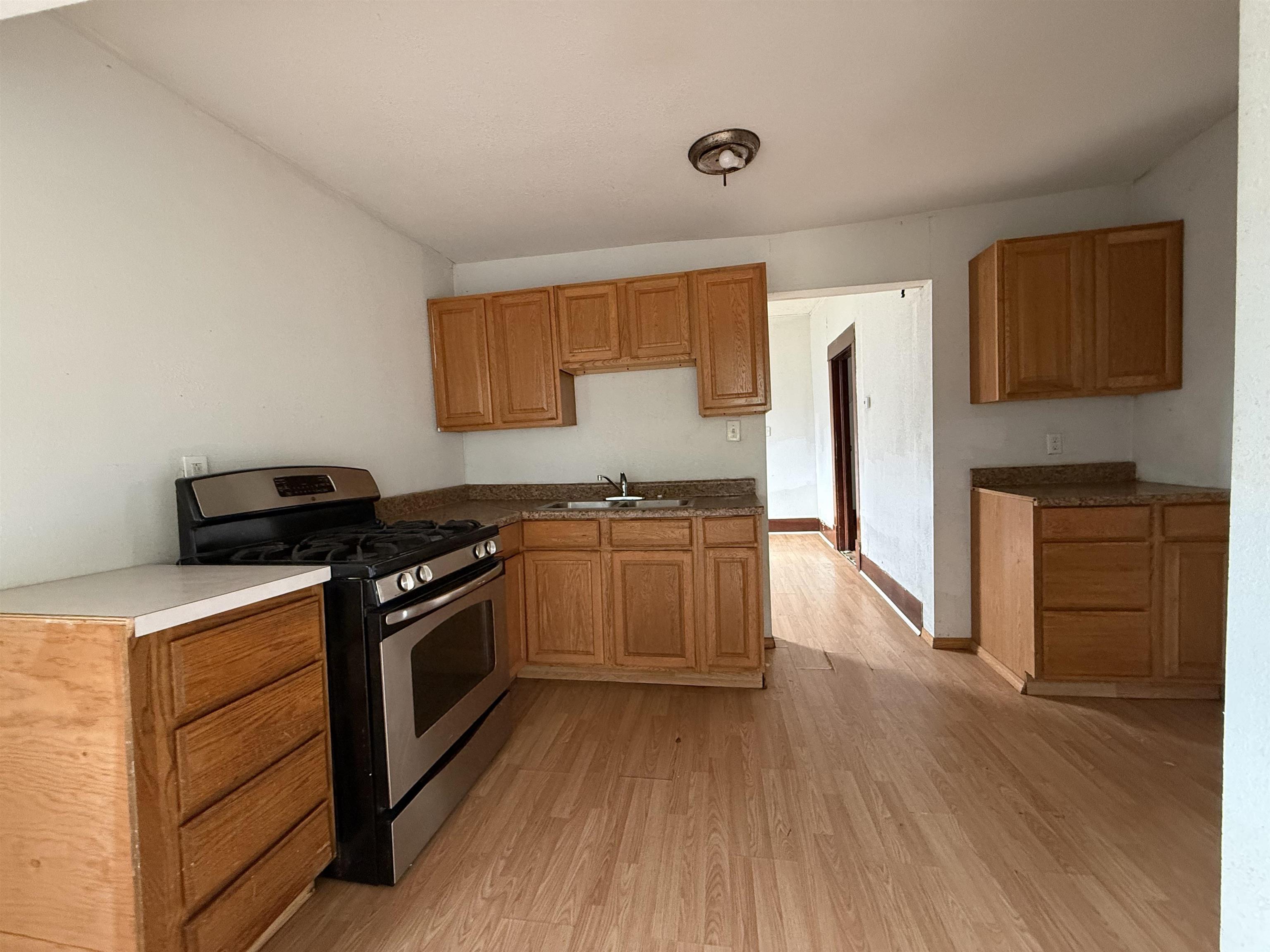 609 E 13th Property Photo 12