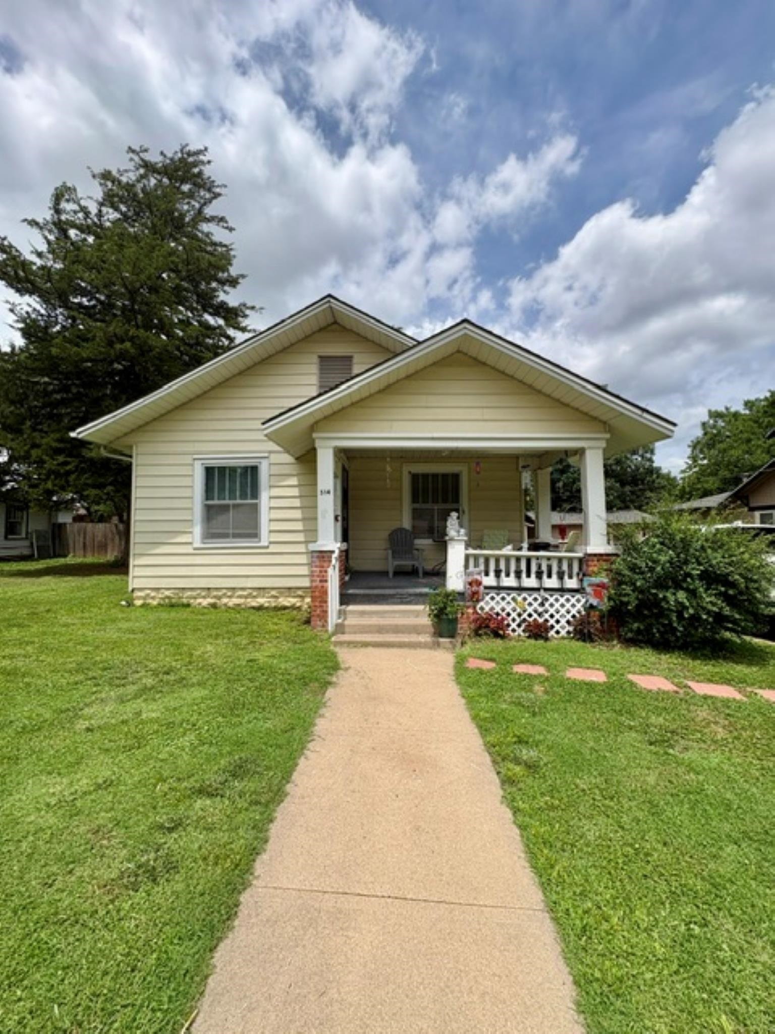 514 W Cave Springs Ave Property Photo 1