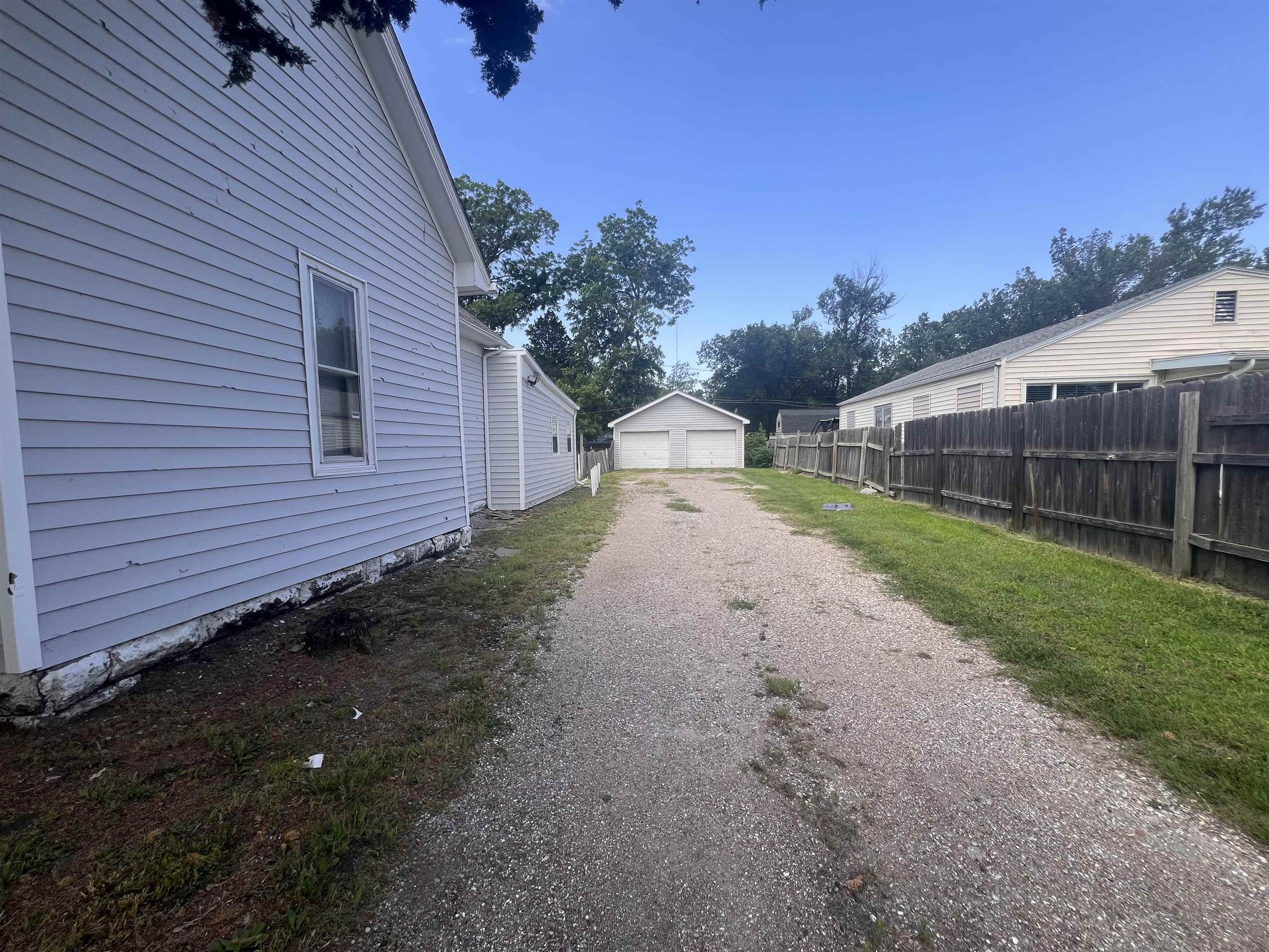 615 N Custer Property Photo 2