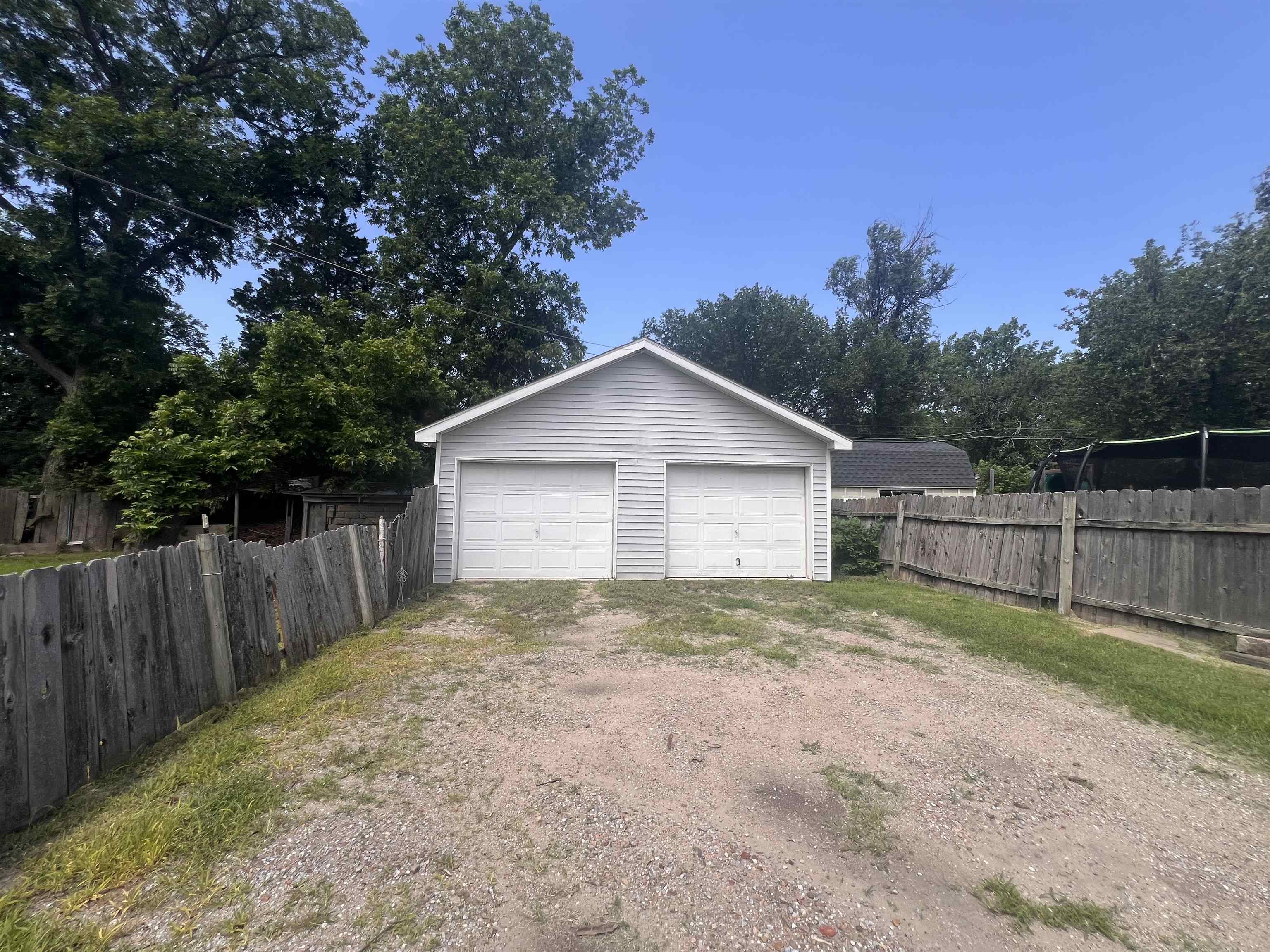 615 N Custer Property Photo 3