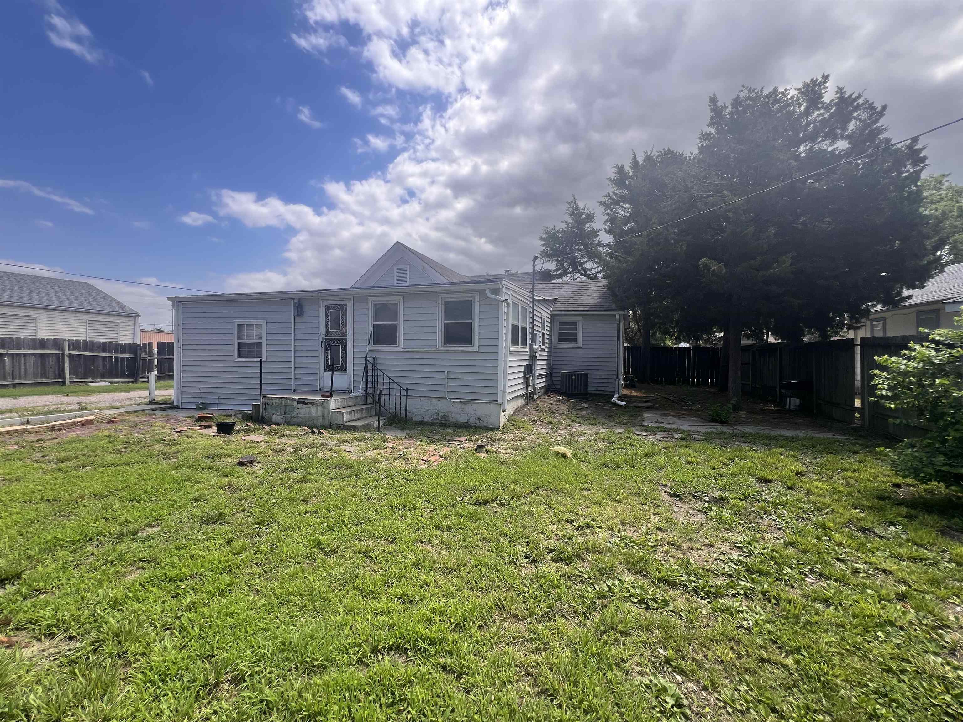 615 N Custer Property Photo 4