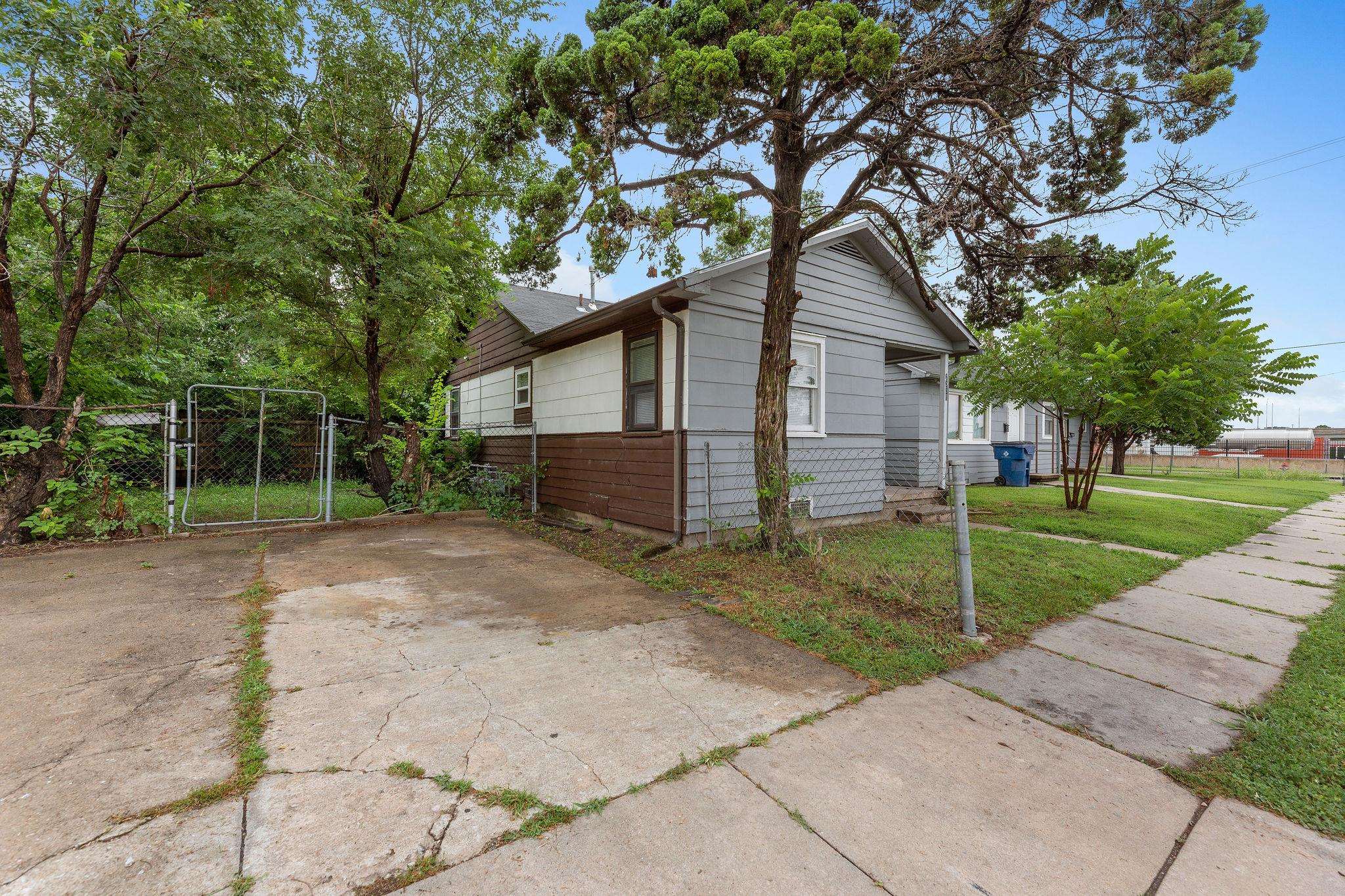 2001 E Elm St Property Photo 15