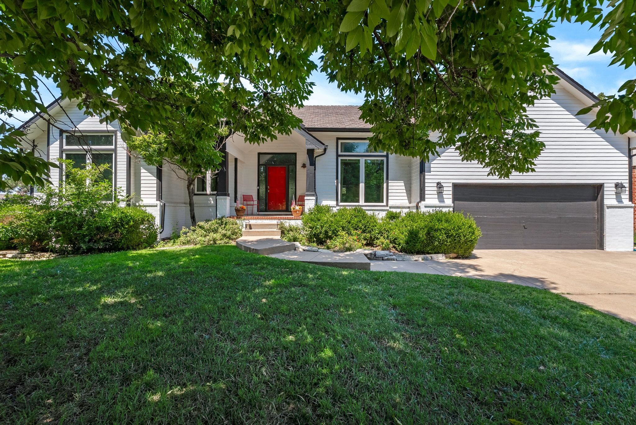 8024 E Greenbriar Ct Property Photo 1