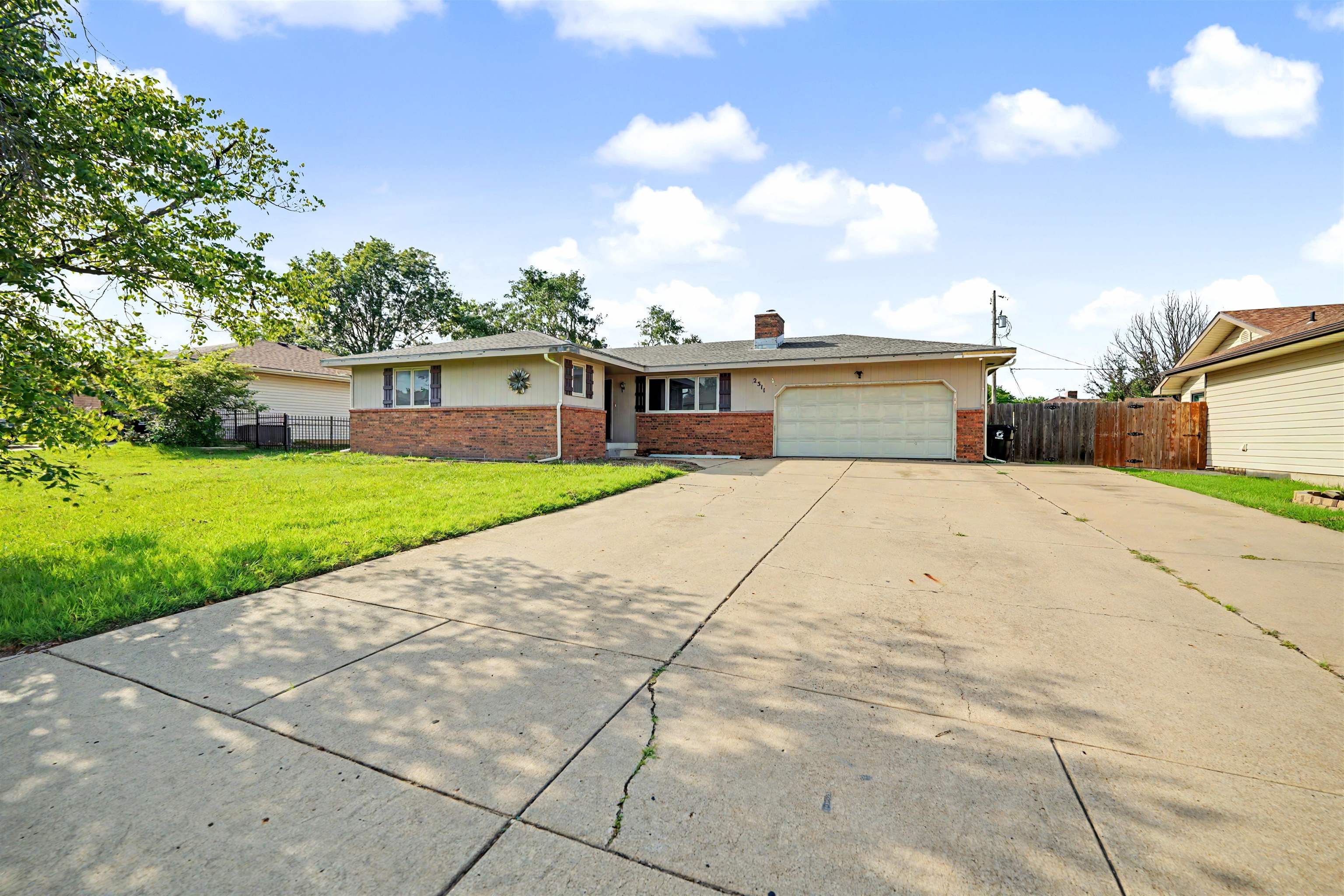 2311 Applewood Ln Property Photo 1