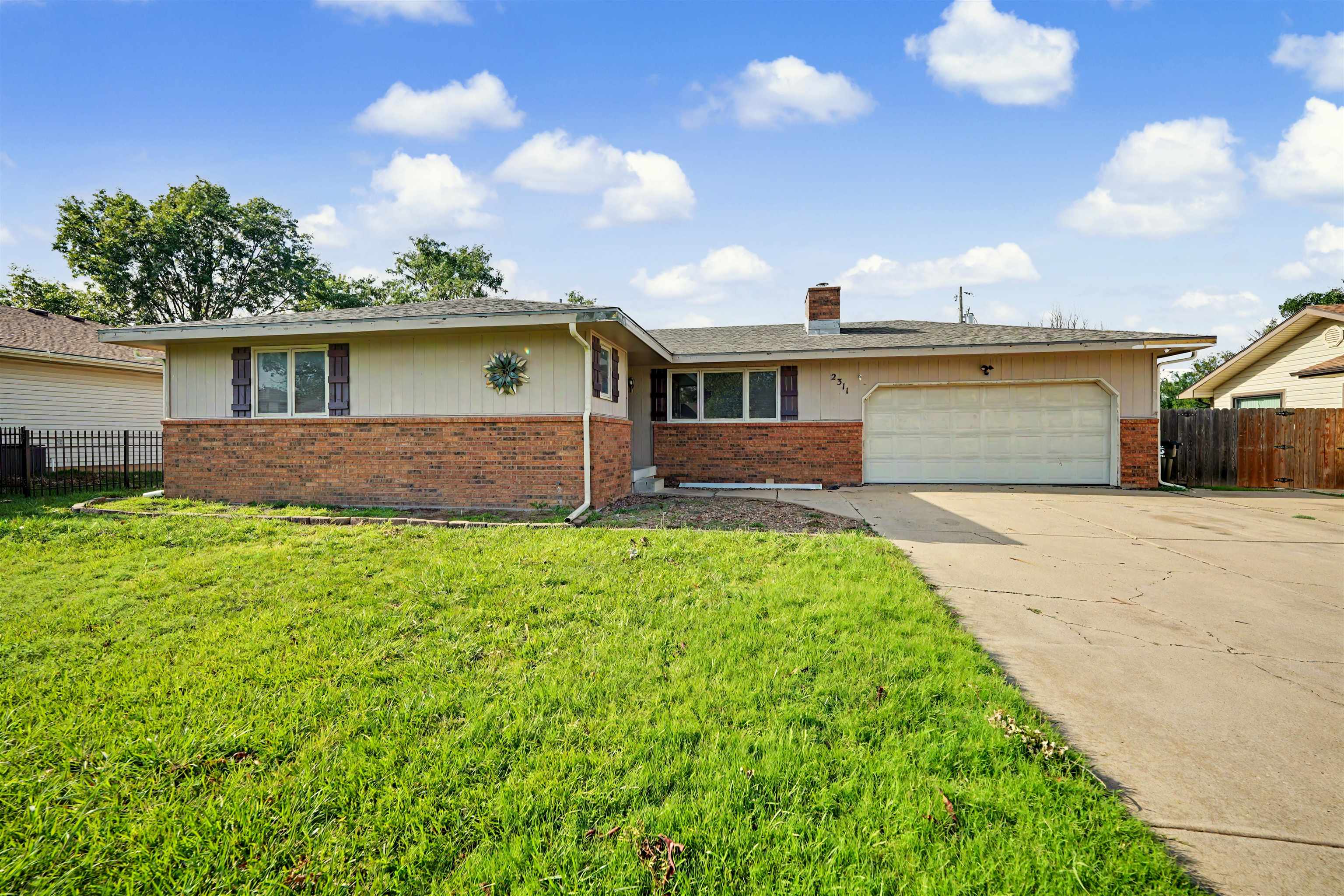 2311 Applewood Ln Property Photo 2
