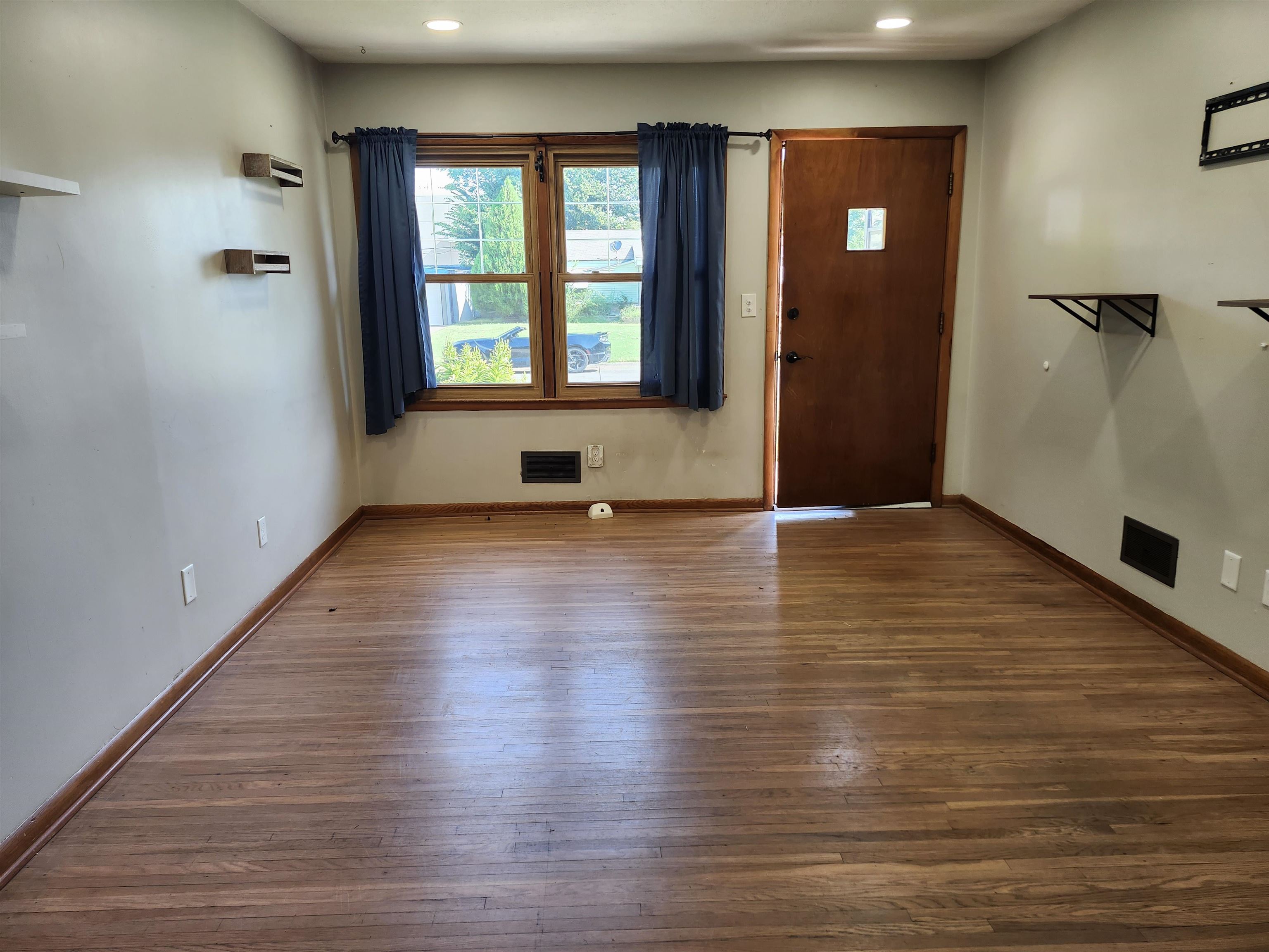 1407 E Crowley St Property Photo 3