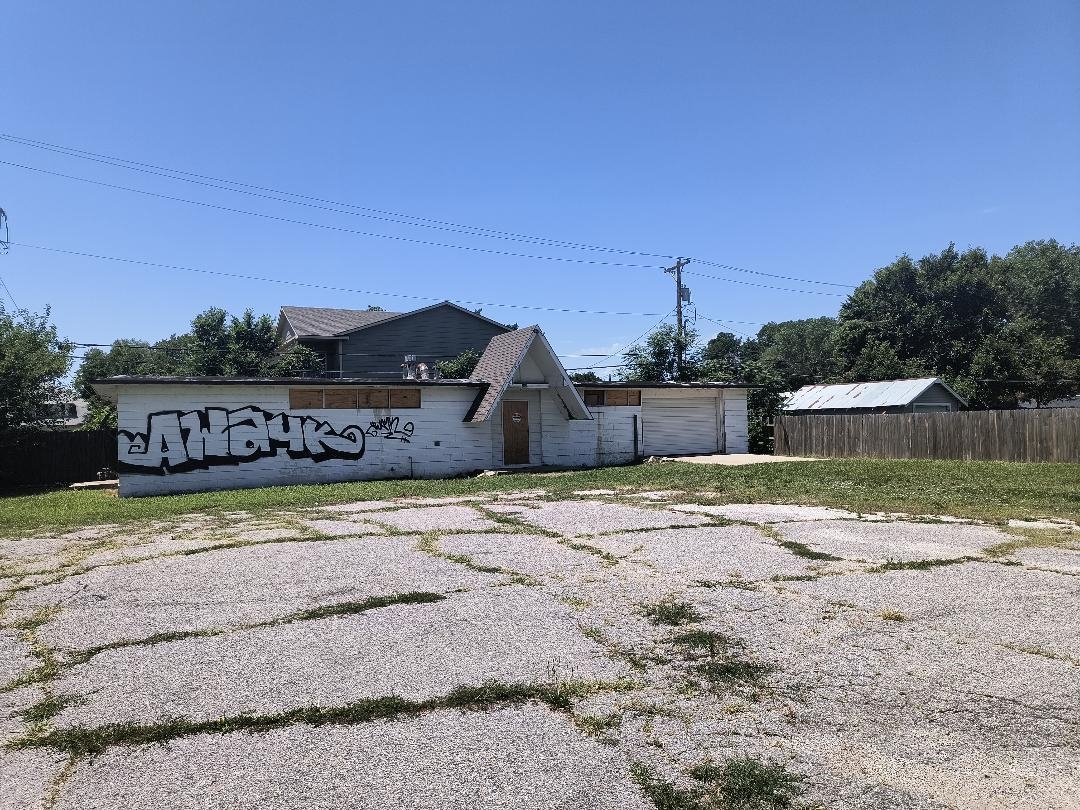 1518 E 1st Street N Property Photo 4