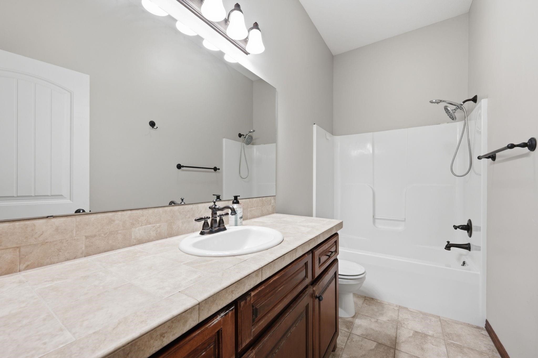 2243 N Silverdale St Property Photo 18