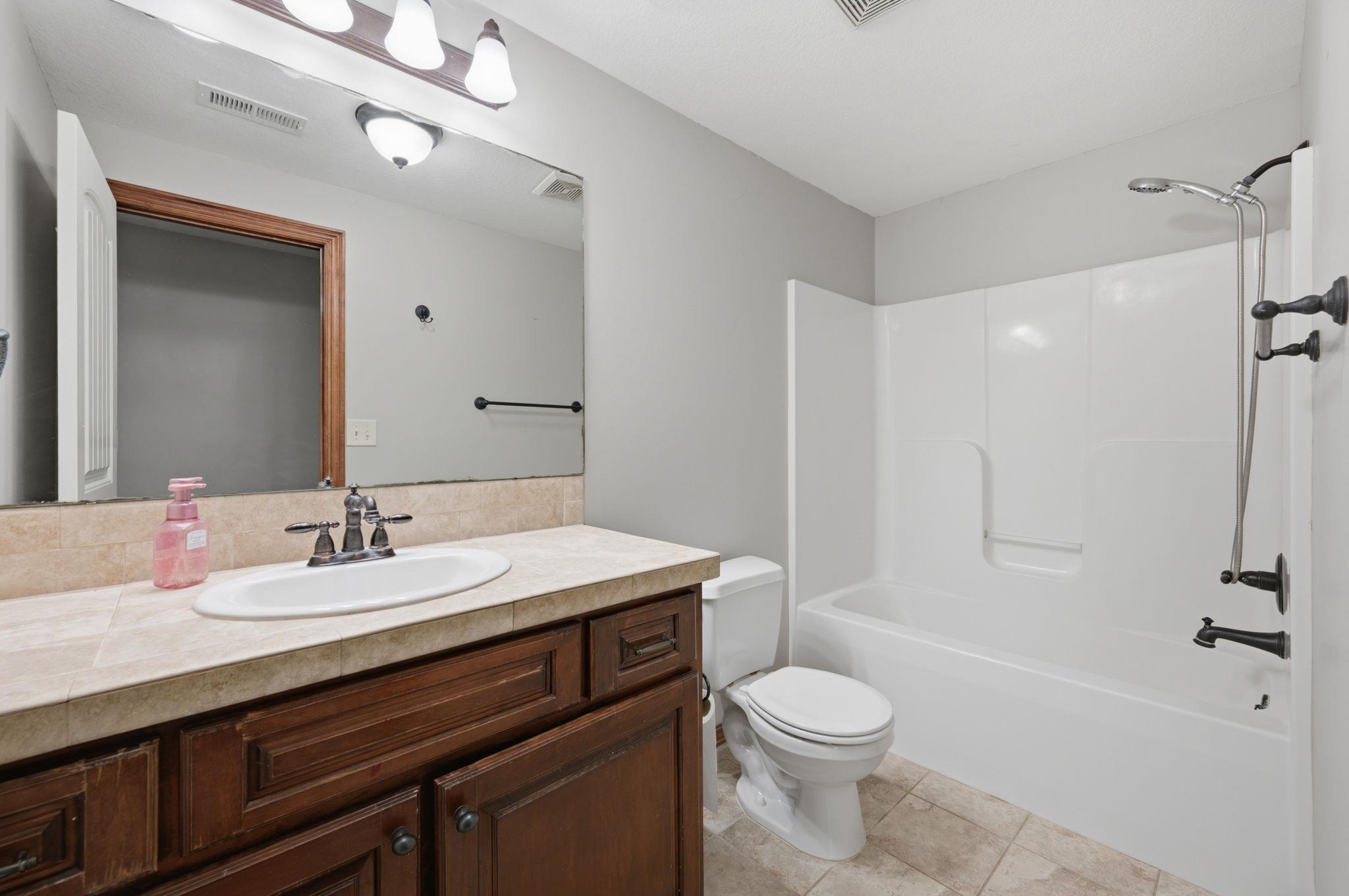 2243 N Silverdale St Property Photo 27