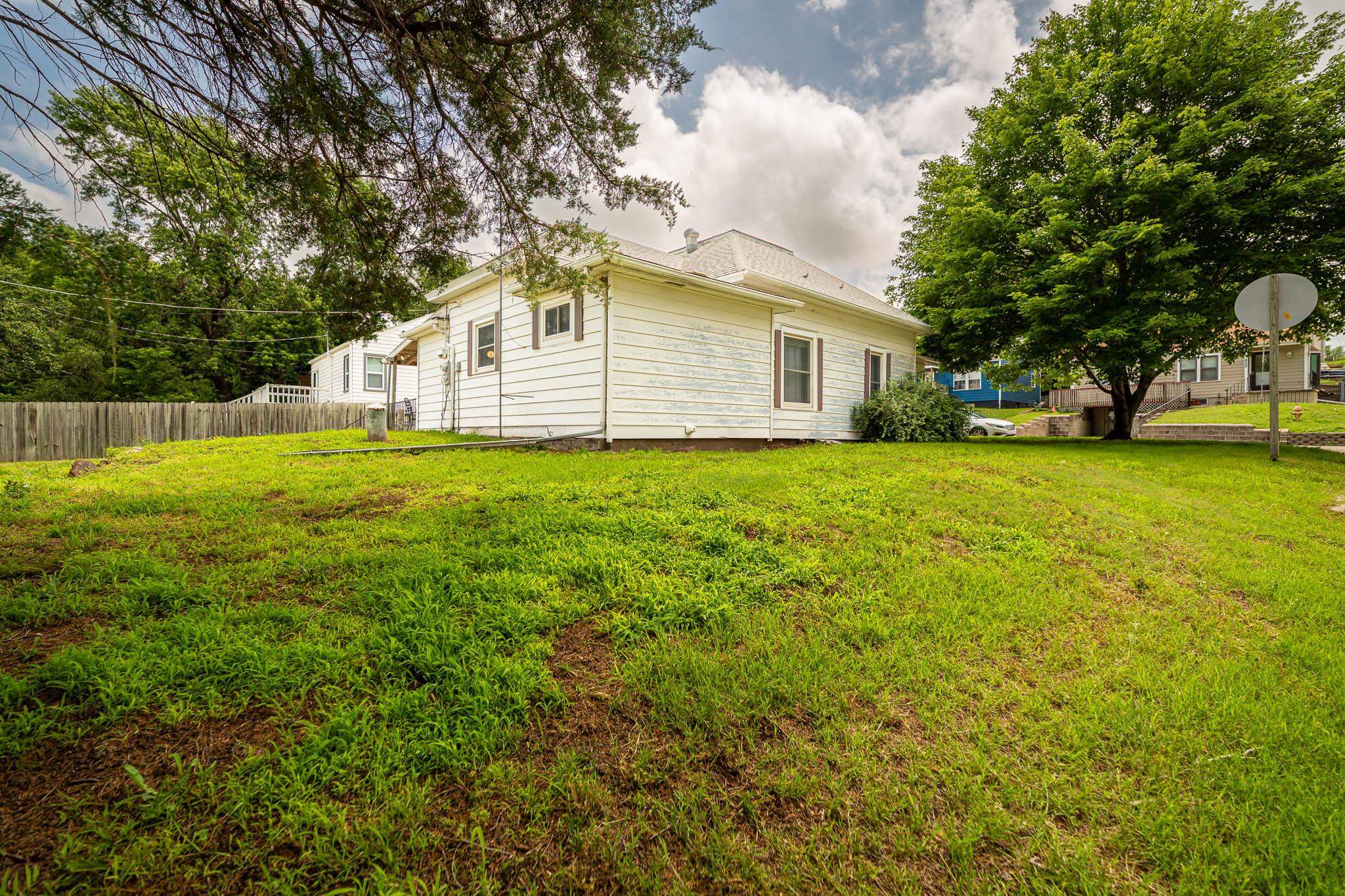 825 W 5th Street Property Photo 4