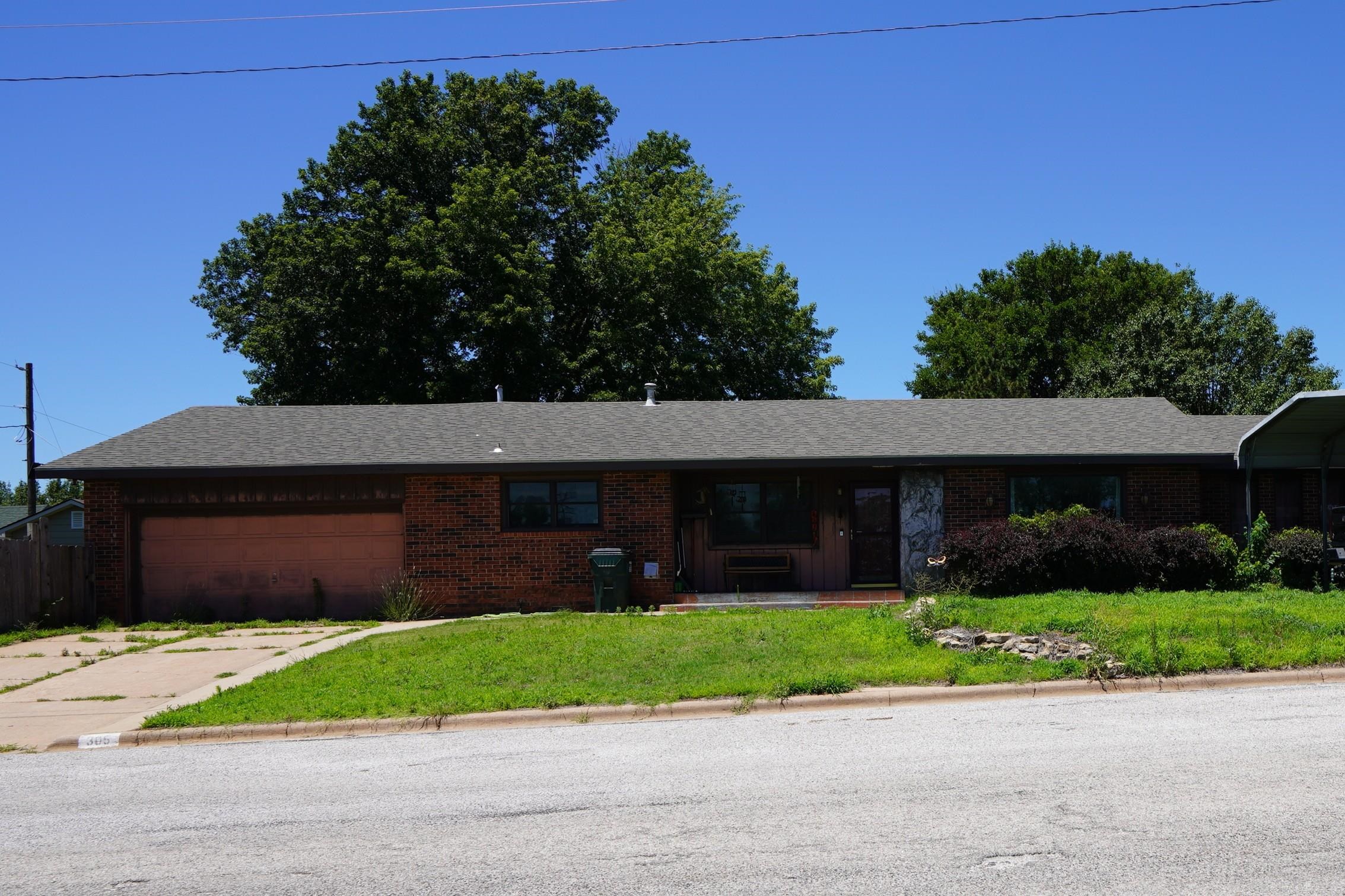 305 N Choctaw St Property Photo 1