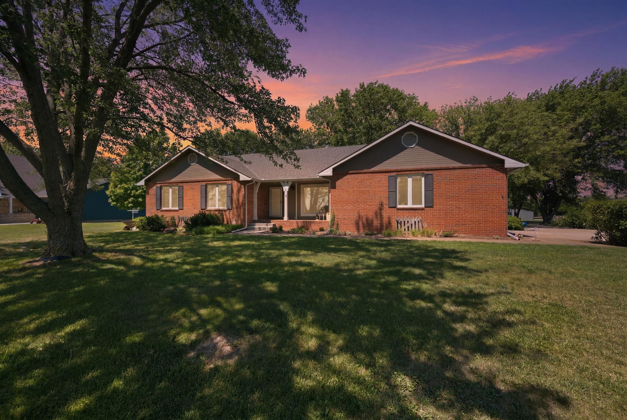 2327 N Forestview Property Photo 1