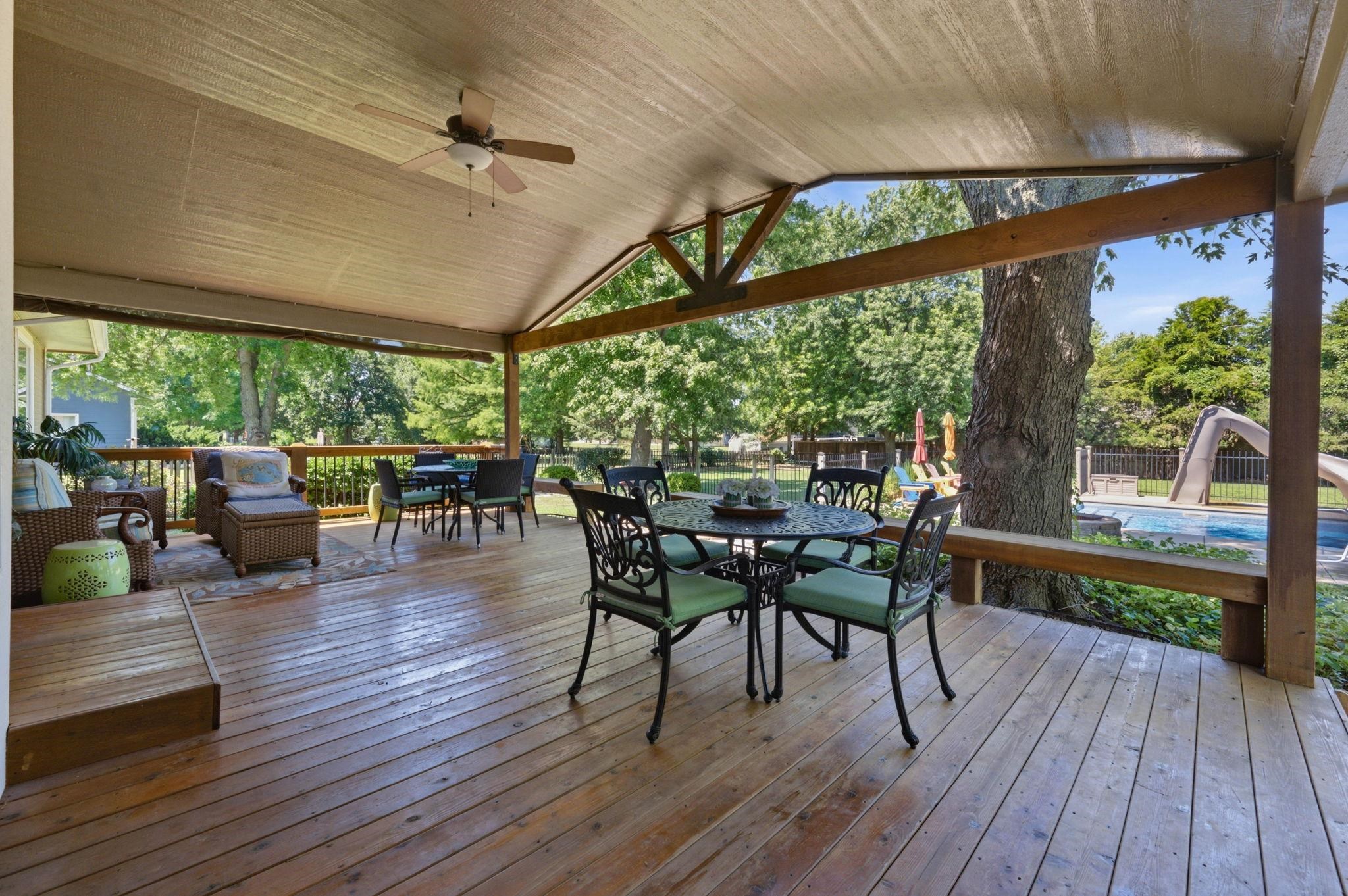 2327 N Forestview Property Photo 4