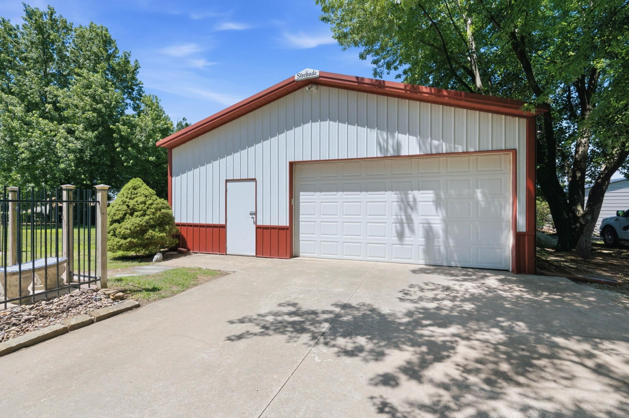 2327 N Forestview Property Photo 5