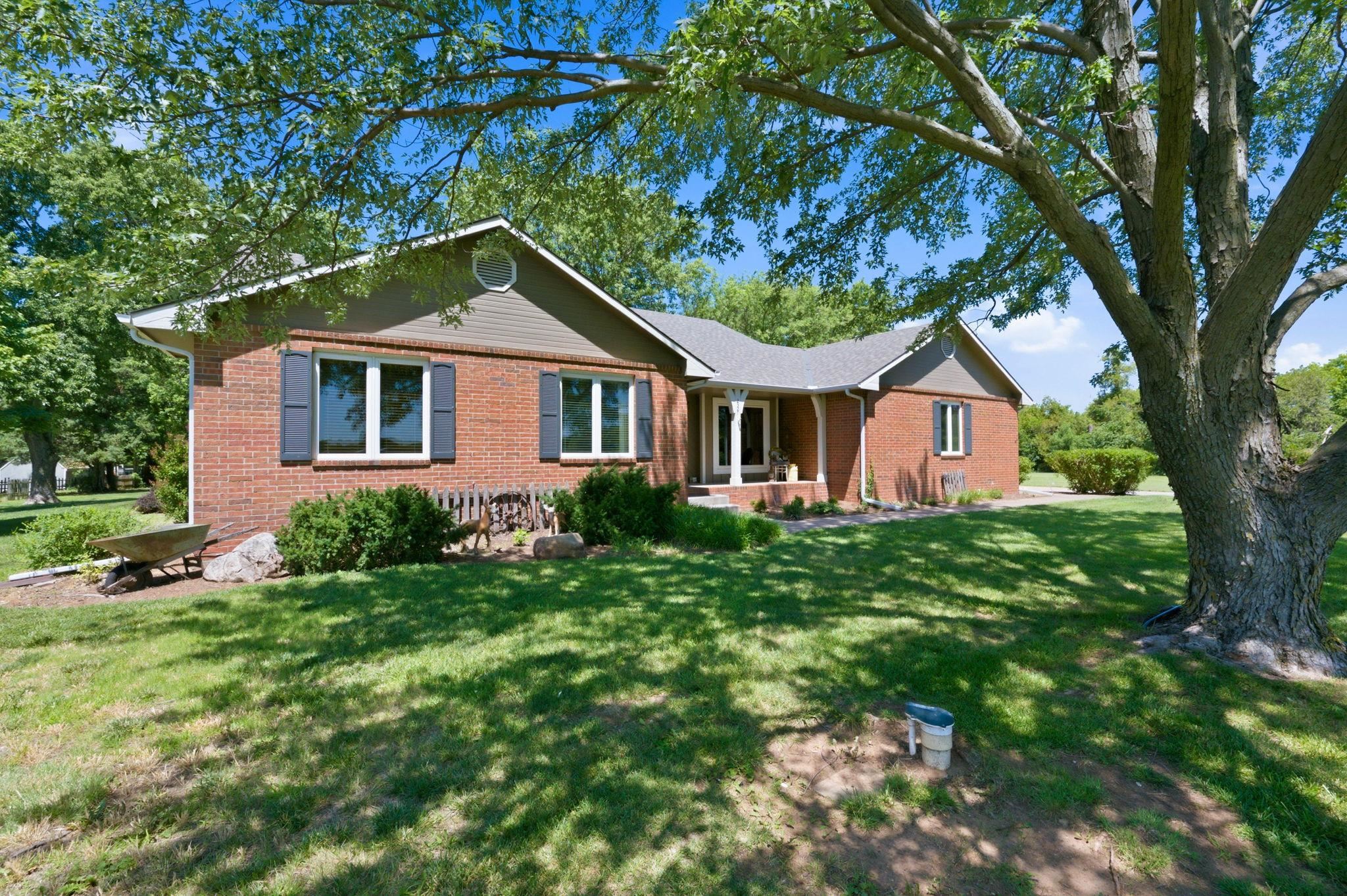 2327 N Forestview Property Photo 6