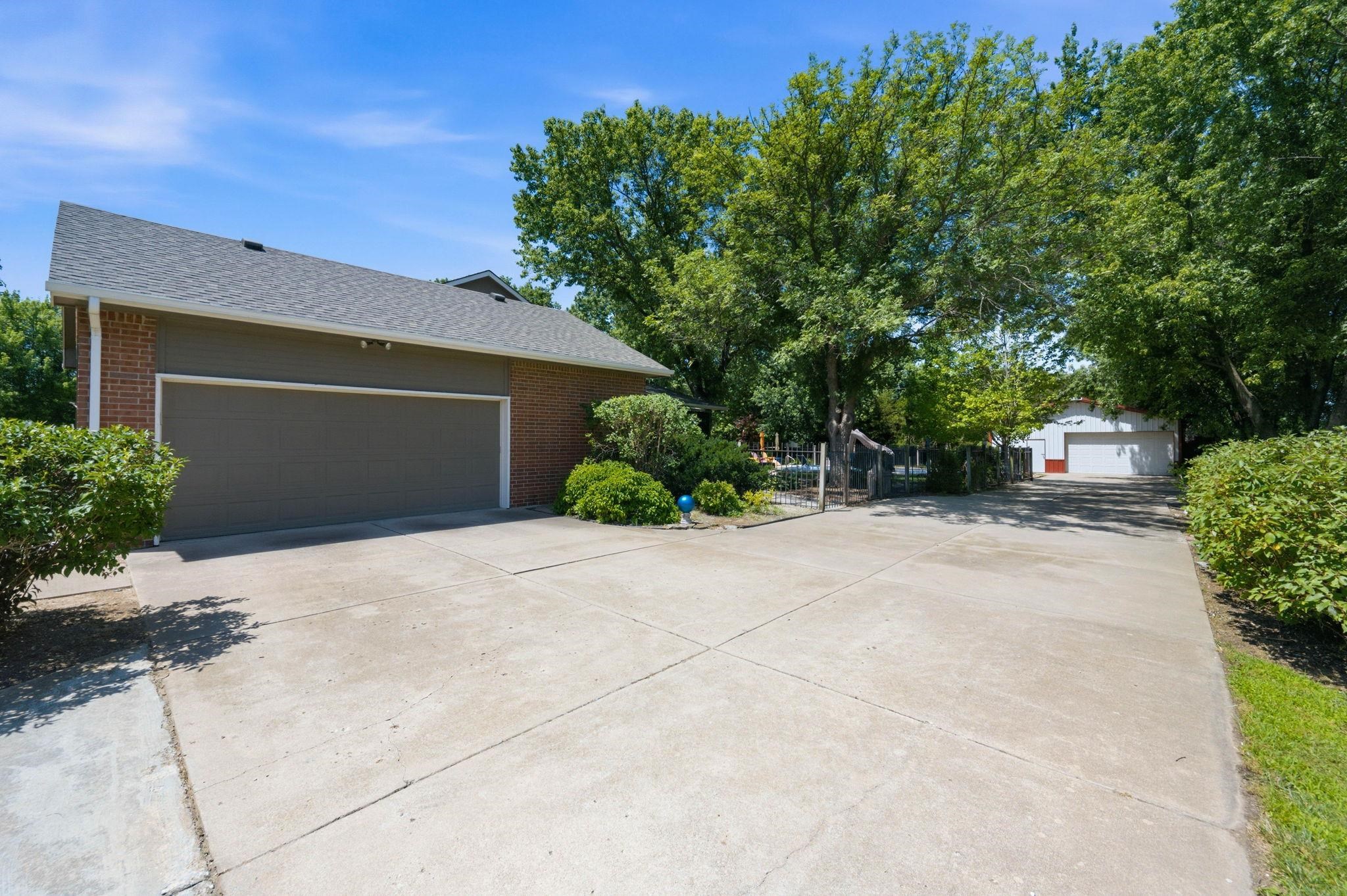 2327 N Forestview Property Photo 7