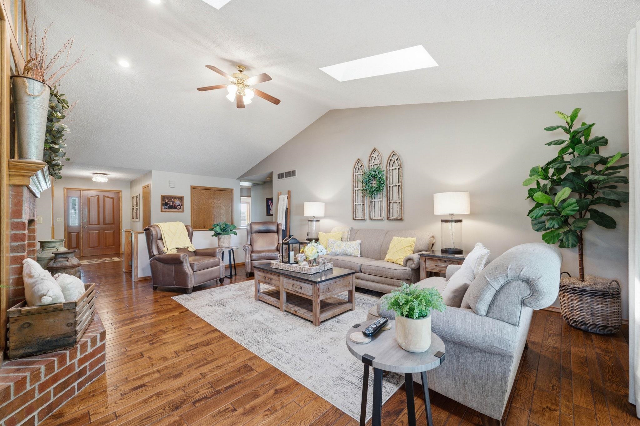 2327 N Forestview Property Photo 8