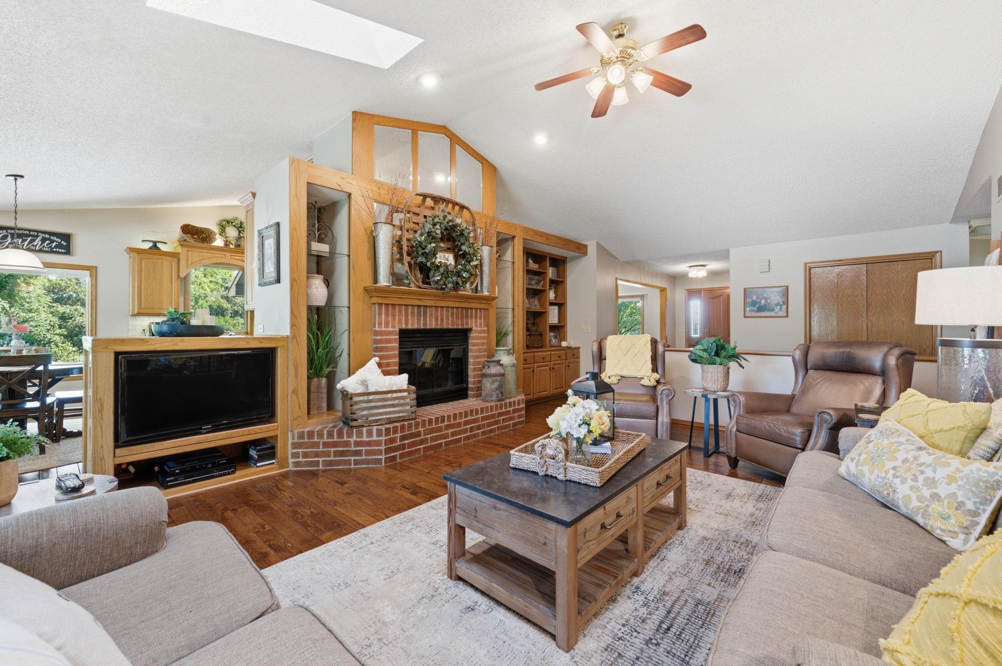2327 N Forestview Property Photo 10