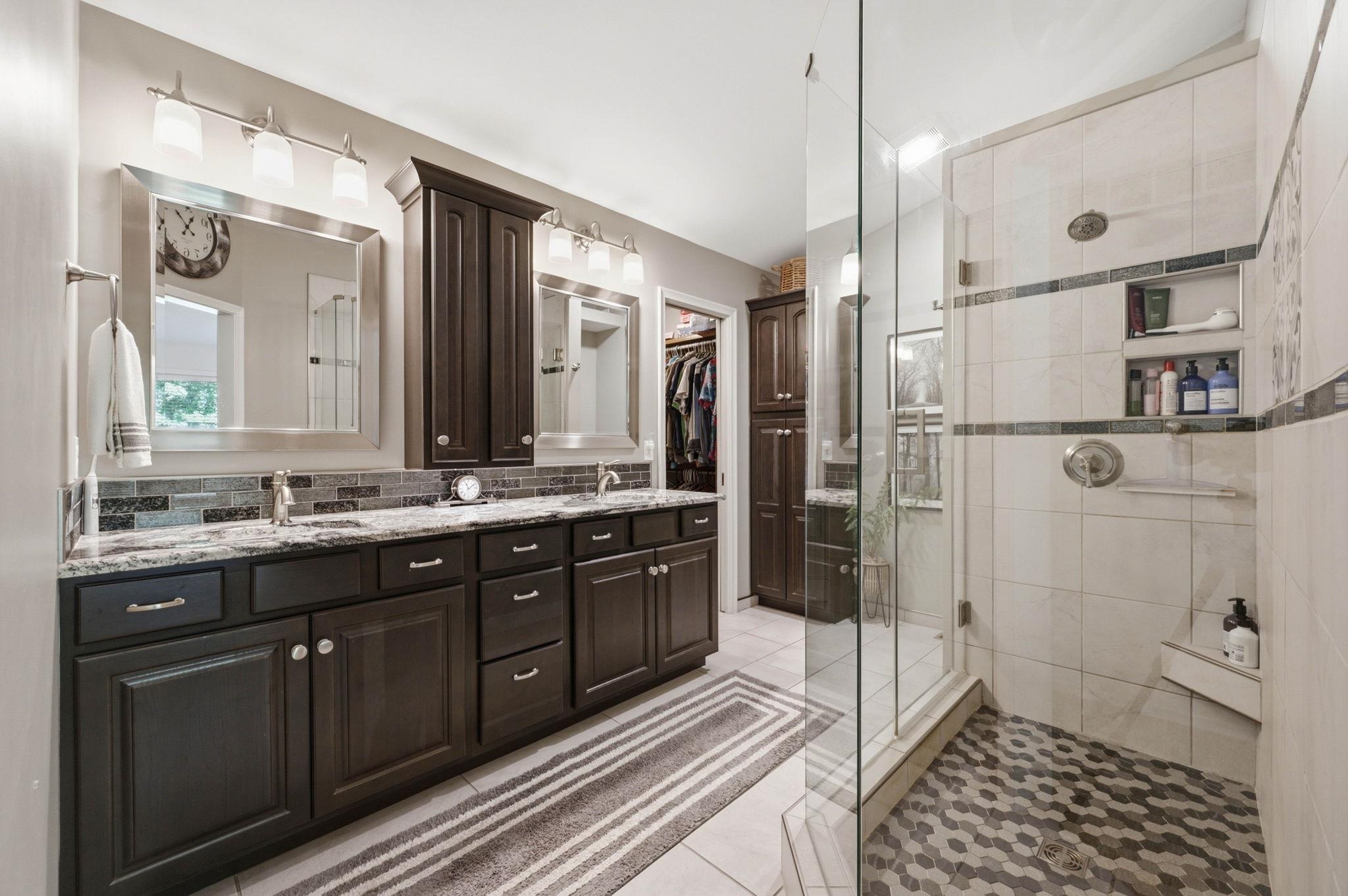 2327 N Forestview Property Photo 17