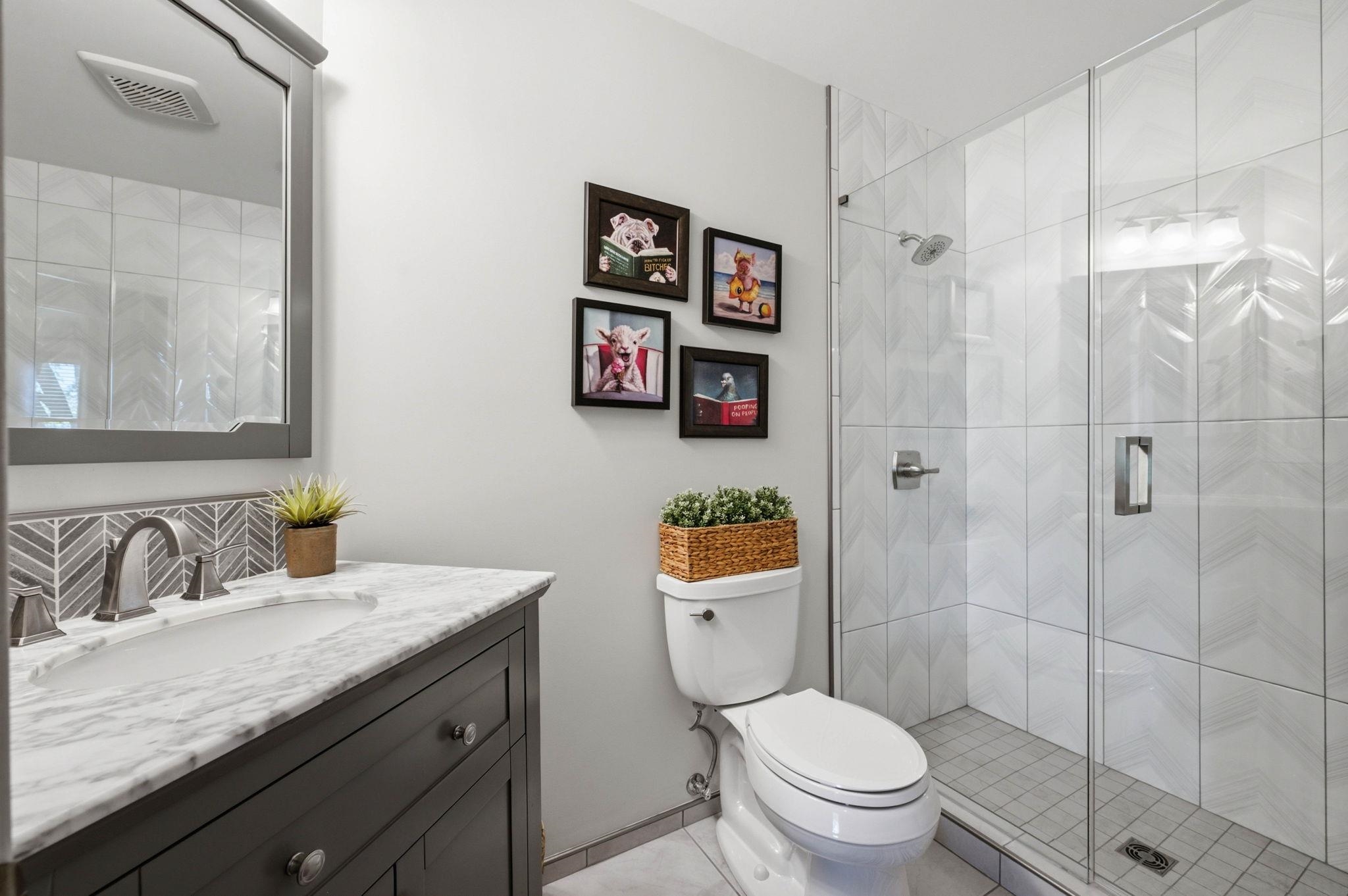2327 N Forestview Property Photo 20