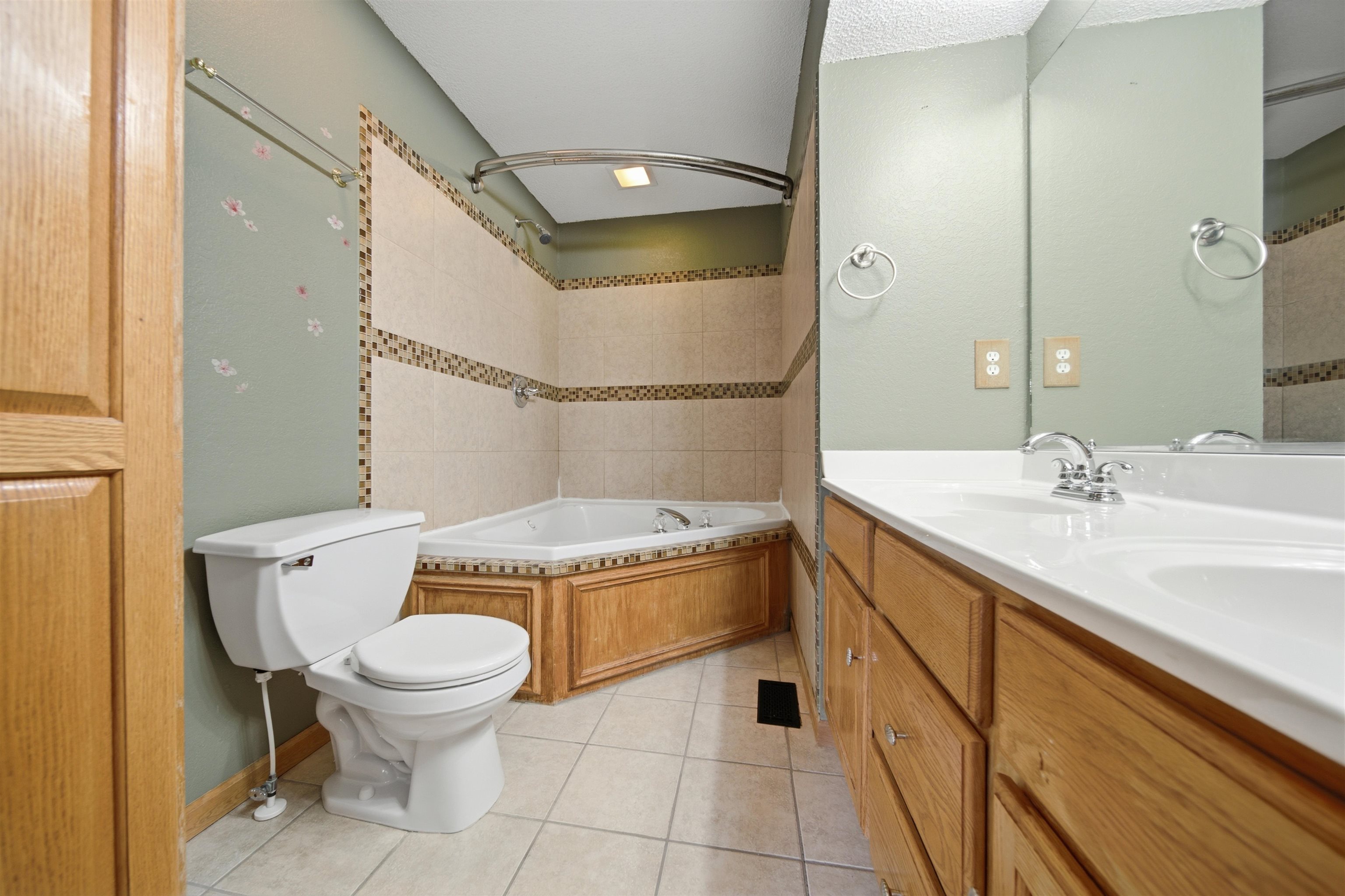 1942 S Chateau St Property Photo 14