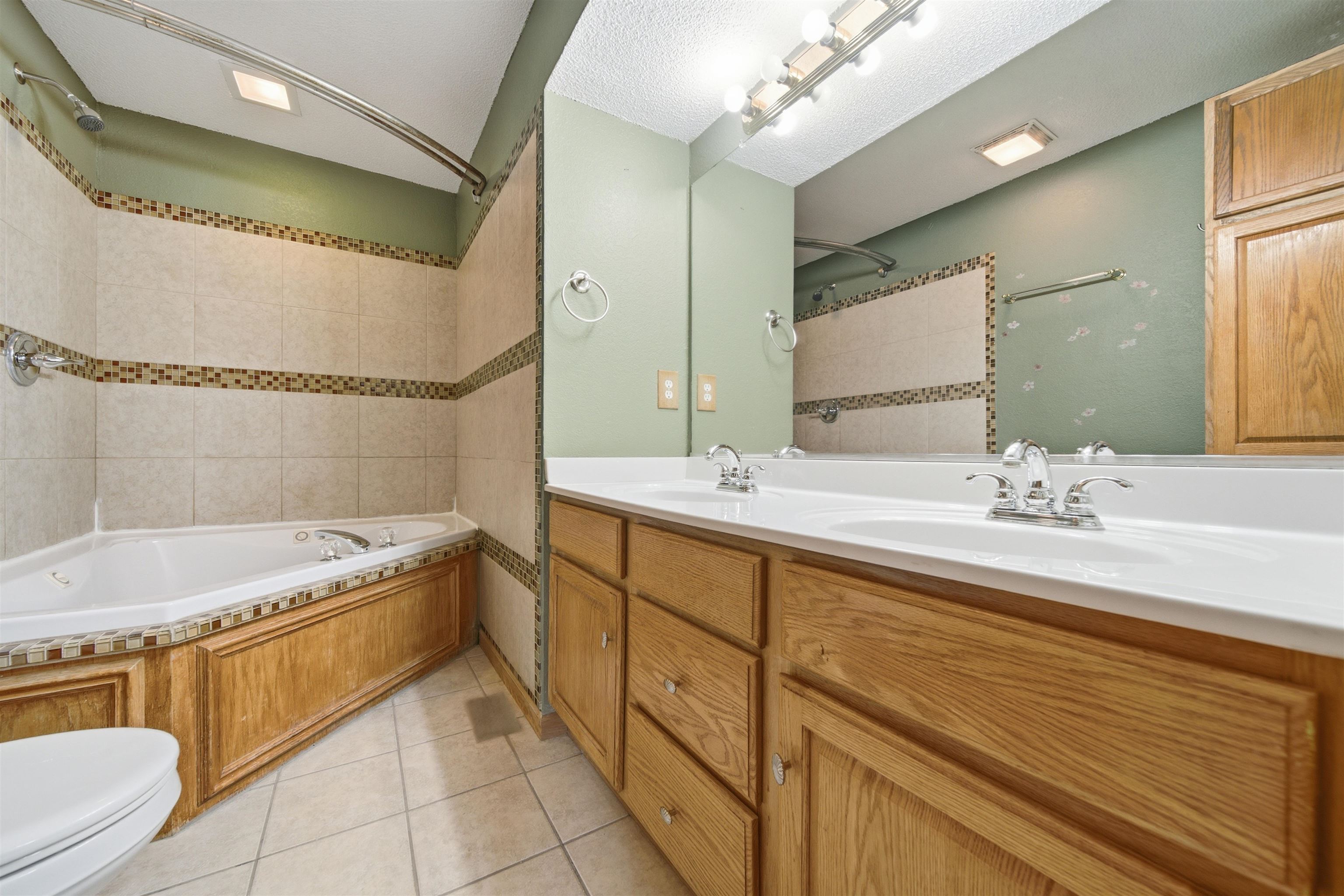 1942 S Chateau St Property Photo 16