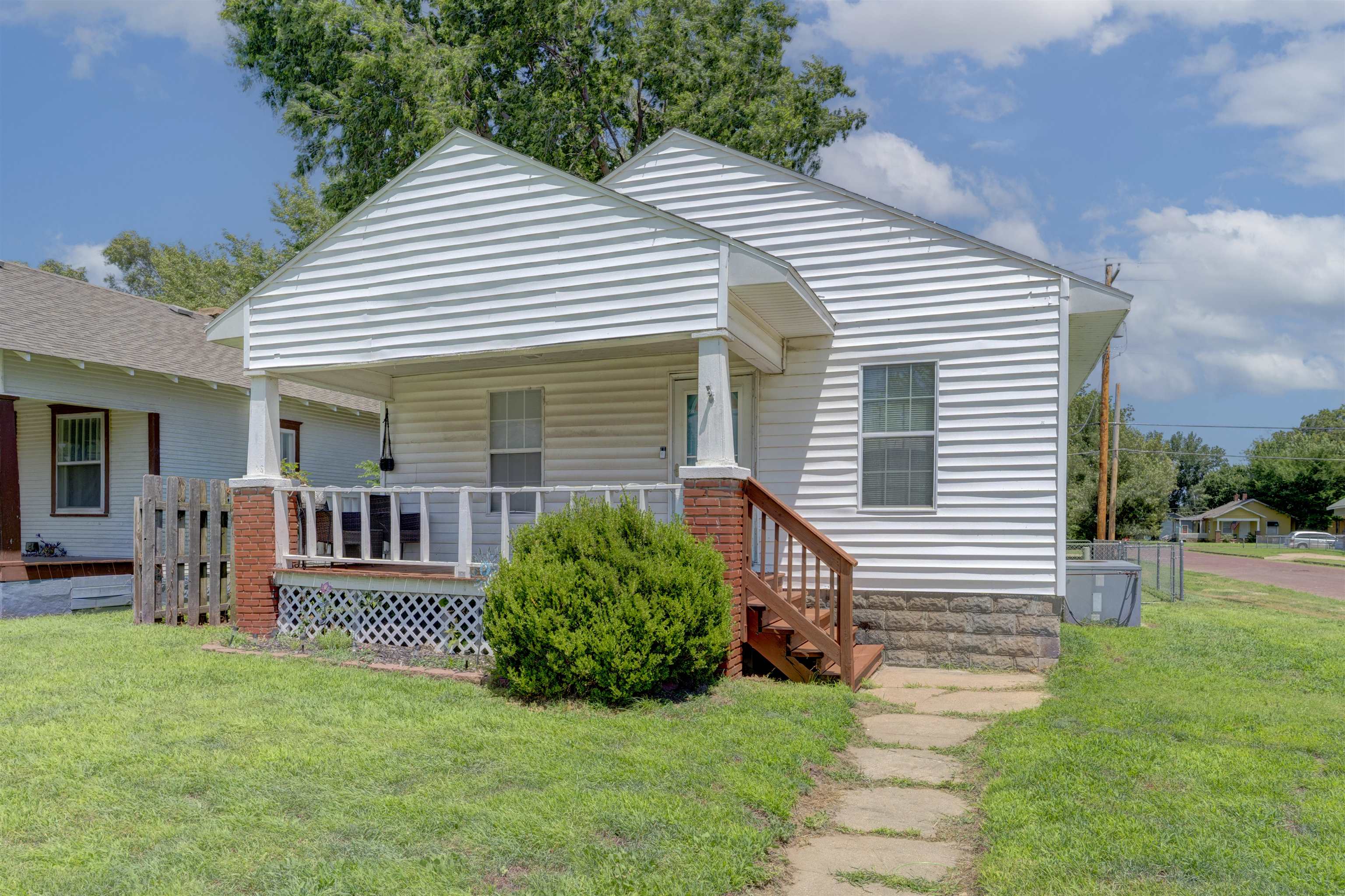 1326 S Summit St Property Photo 1