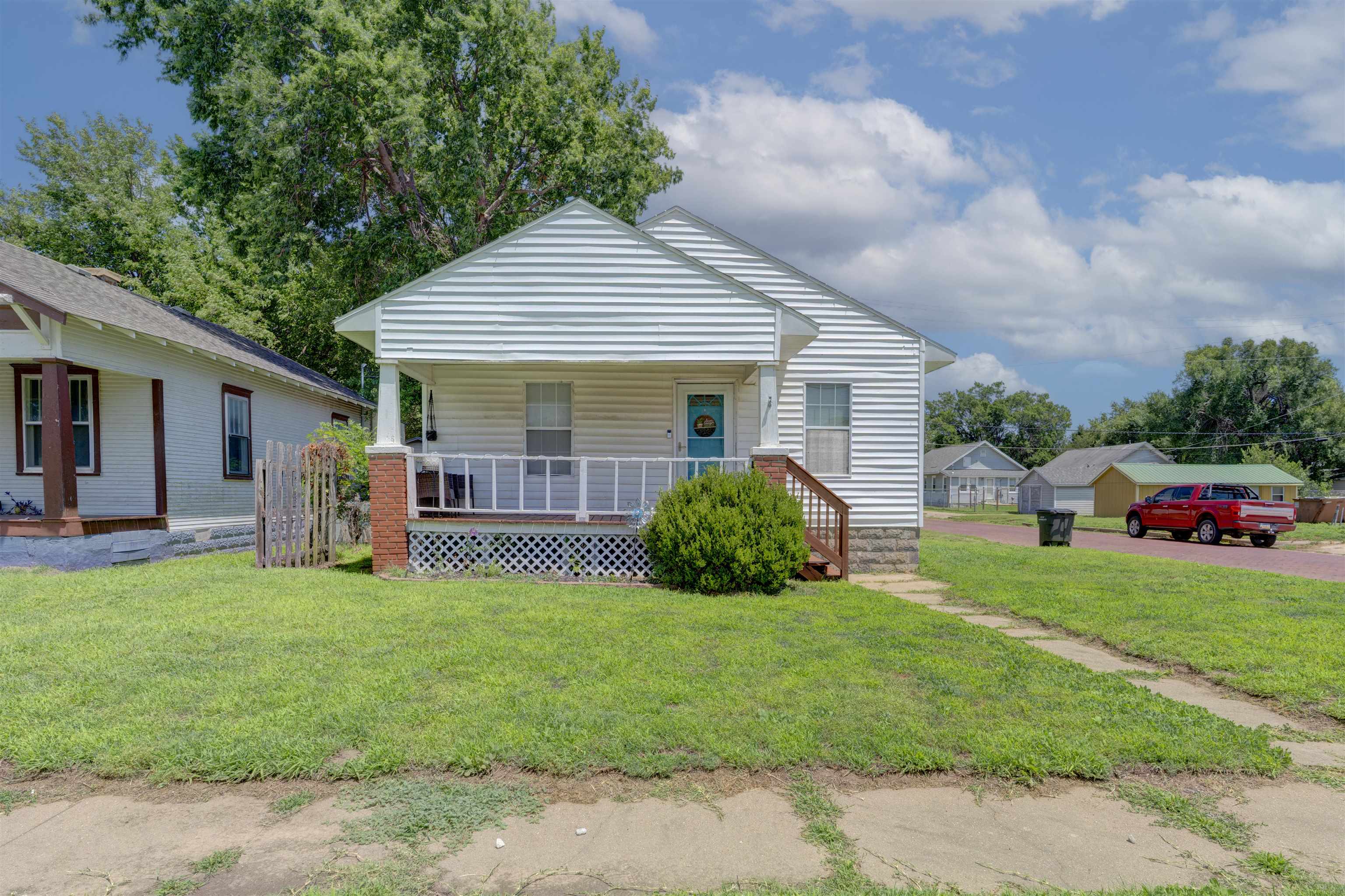 1326 S Summit St Property Photo 2