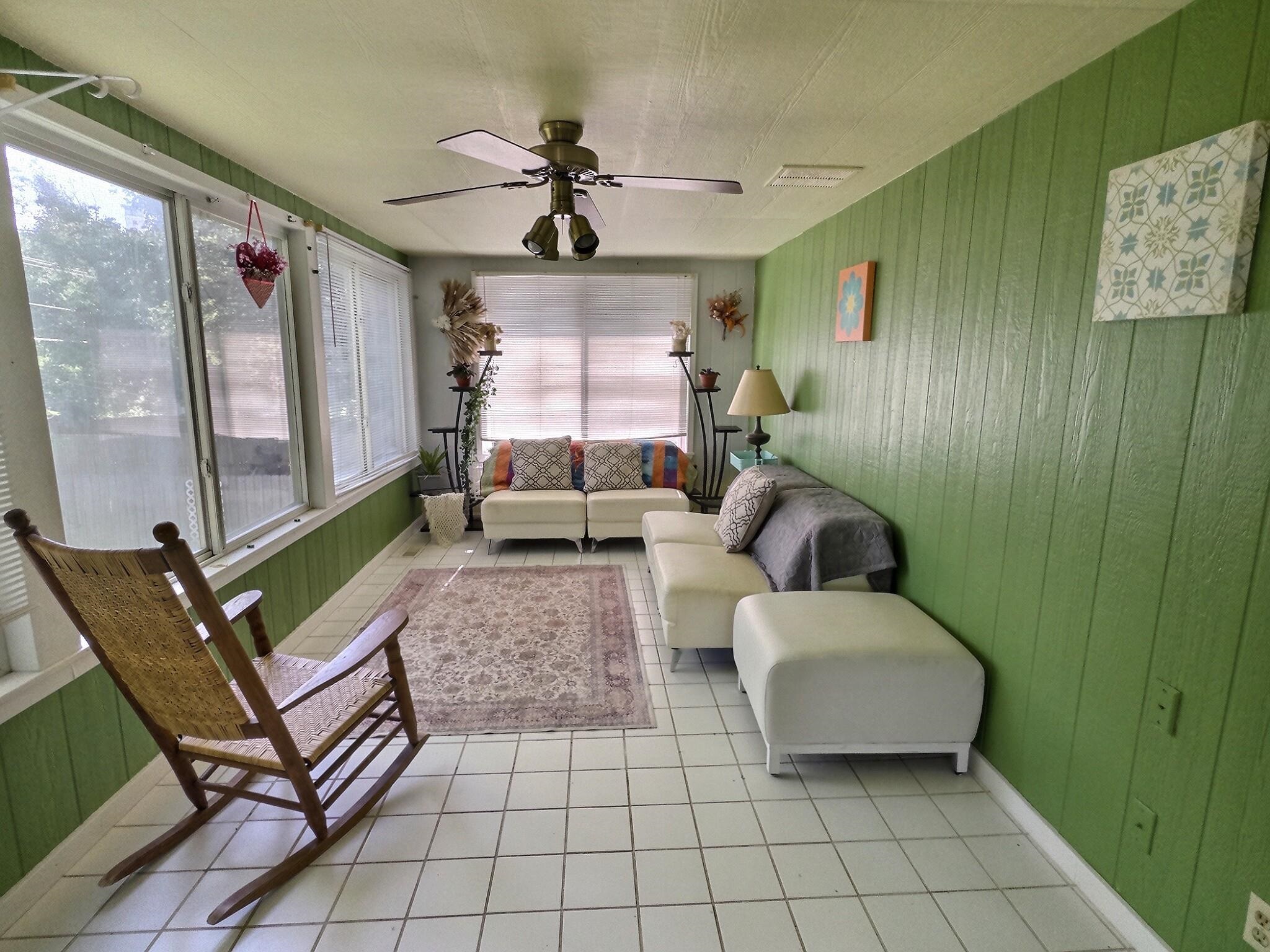 215 E Prather St Property Photo 6