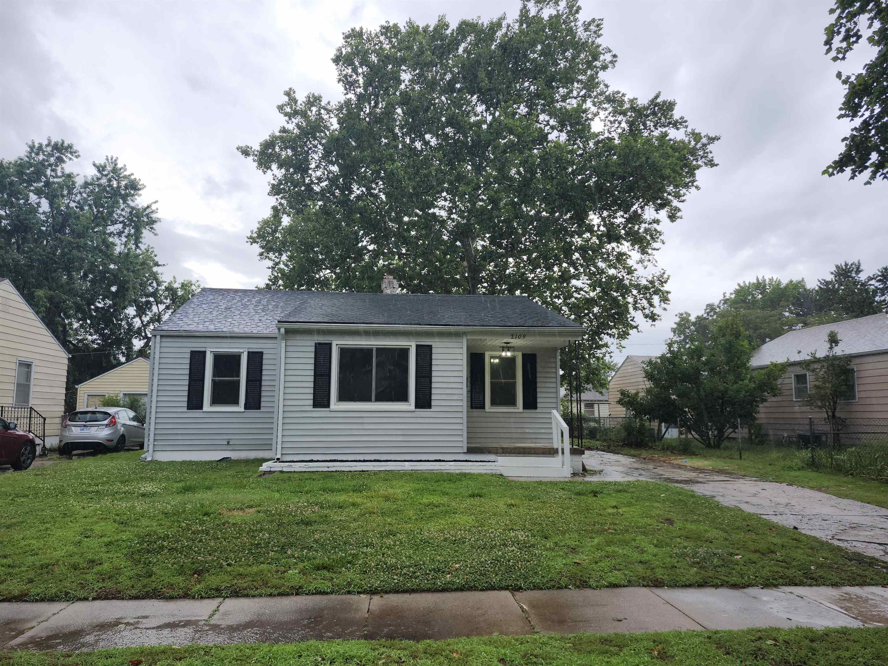 2109 S Ellis St Property Photo 1