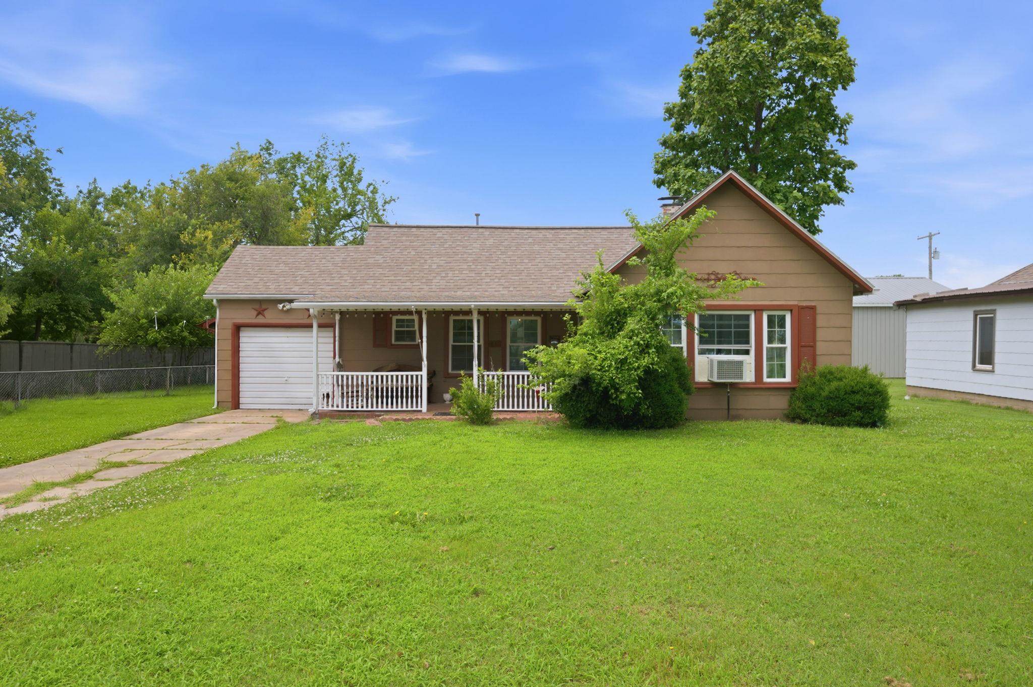 611 N St. Nicholas Property Photo 1