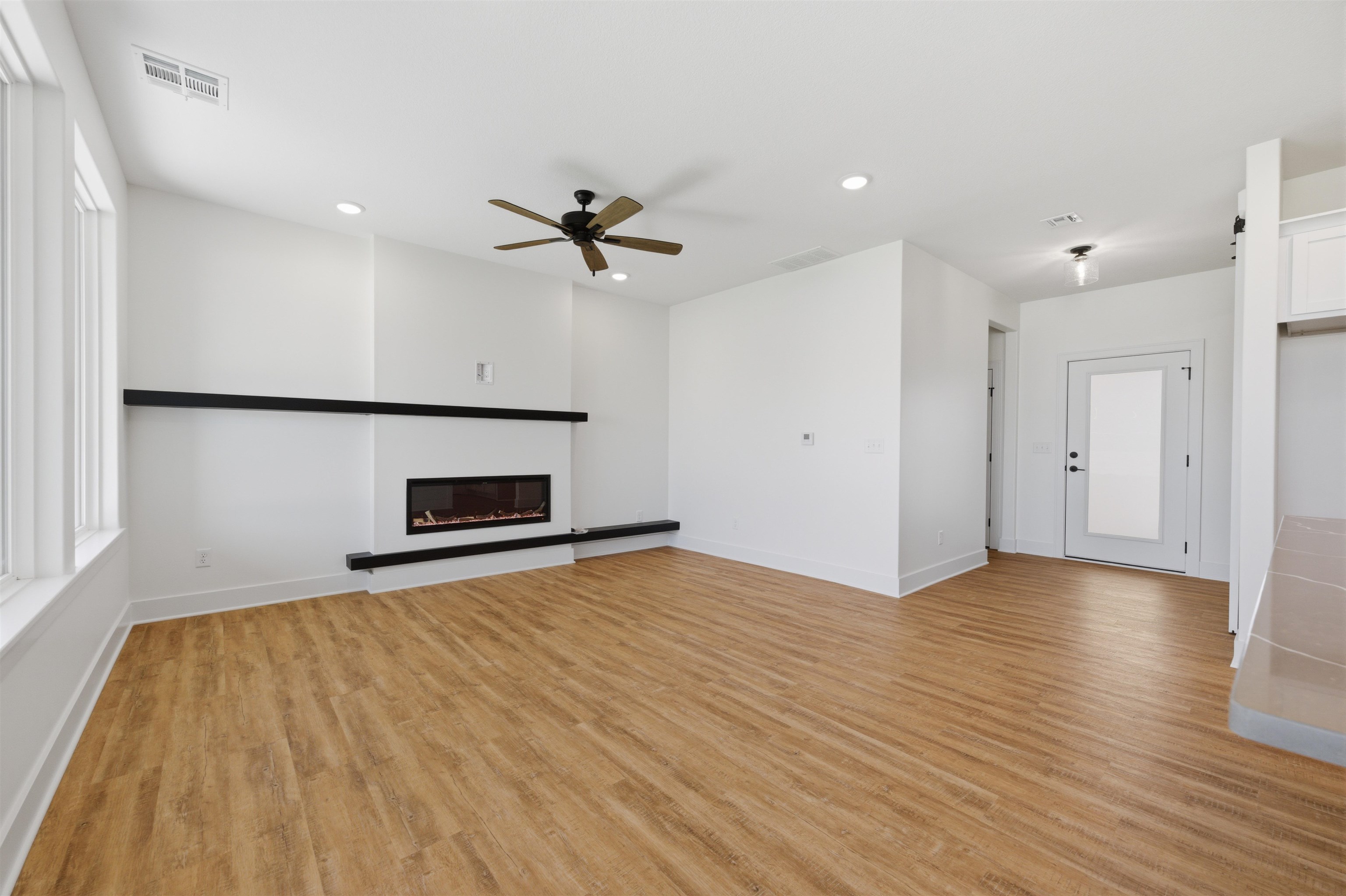 614 E Elmwood St Property Photo 6