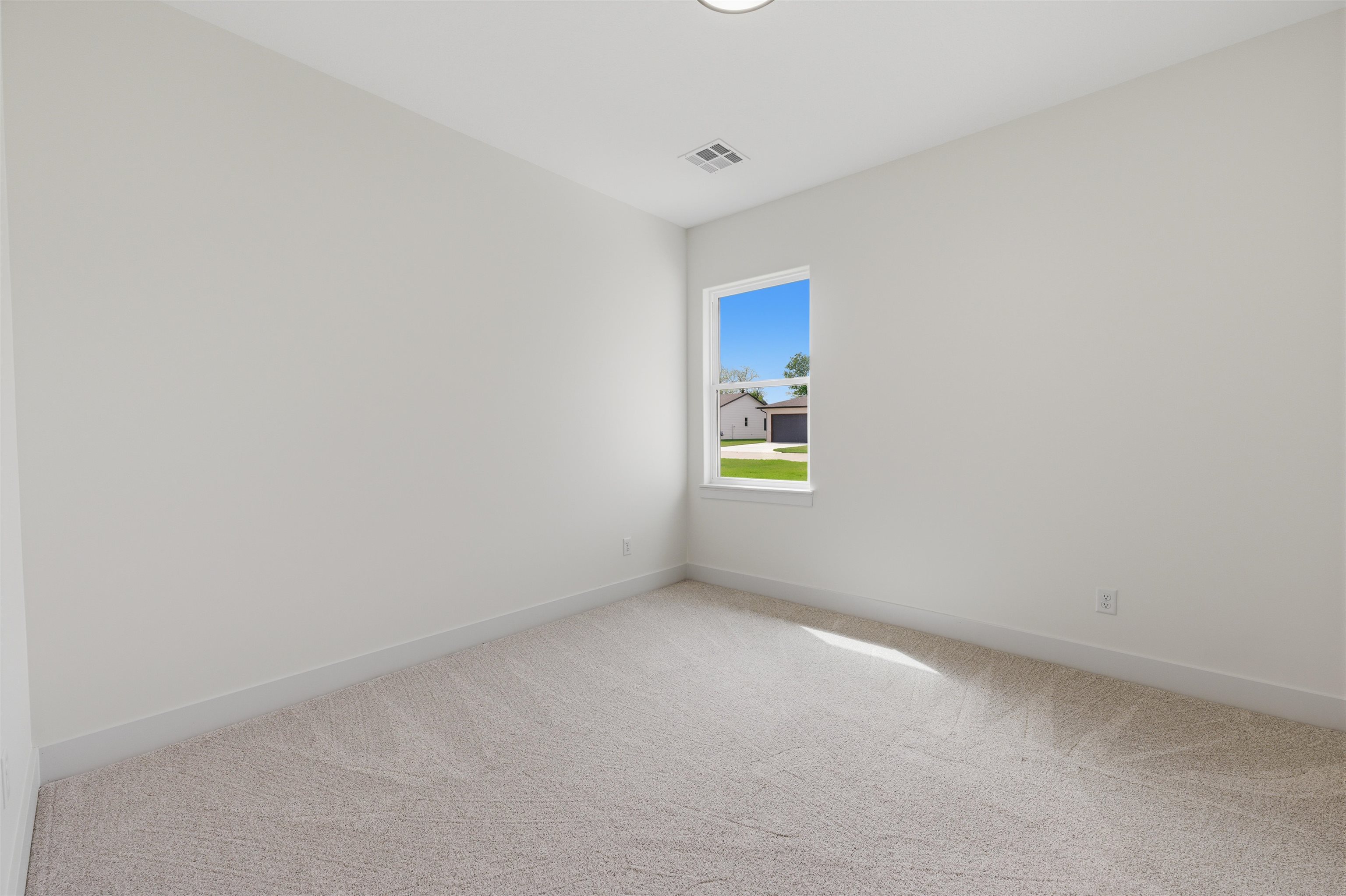 614 E Elmwood St Property Photo 20