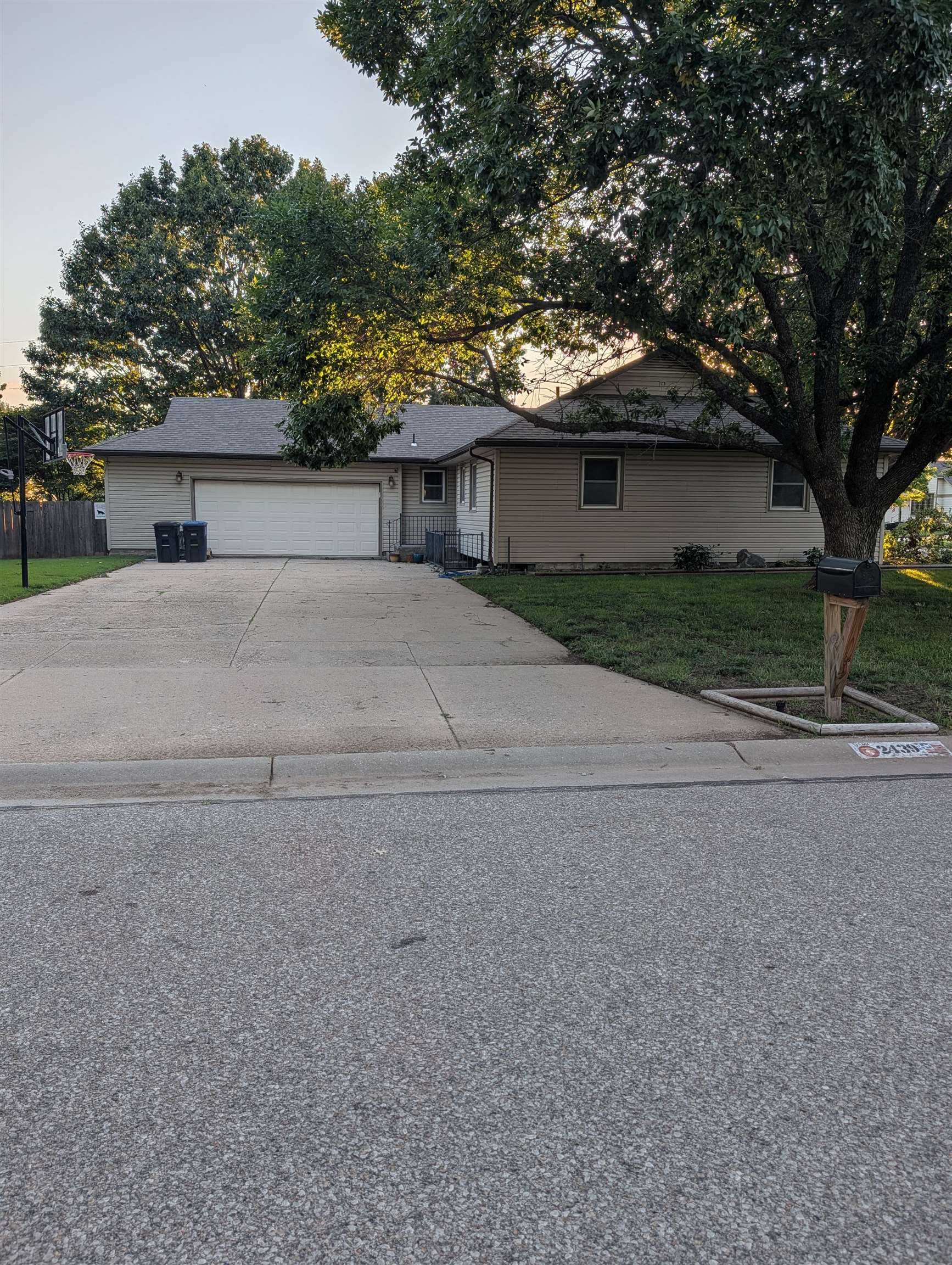 2439 Hazlett St Property Photo 1