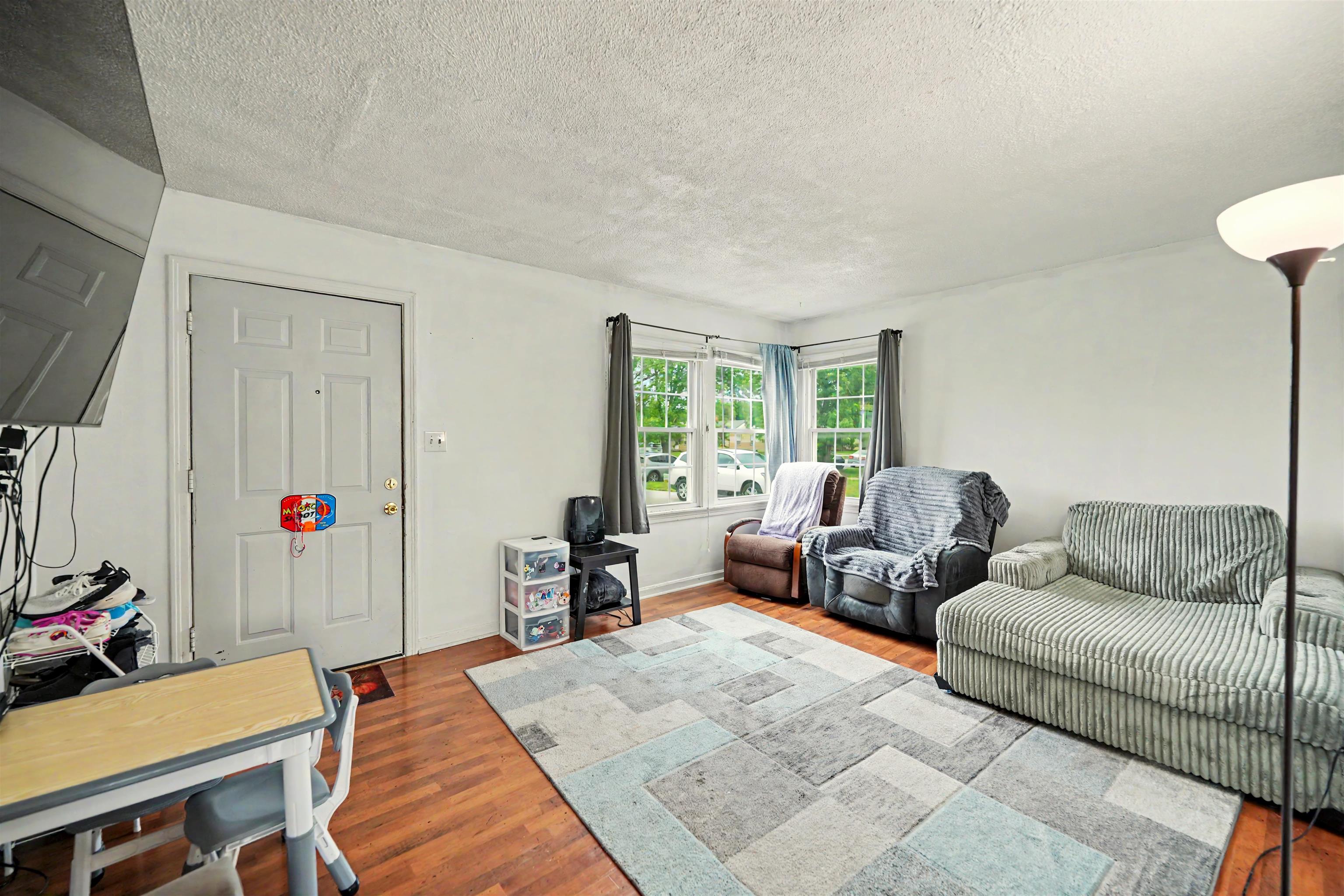 404 E Claflin Ave Property Photo 3