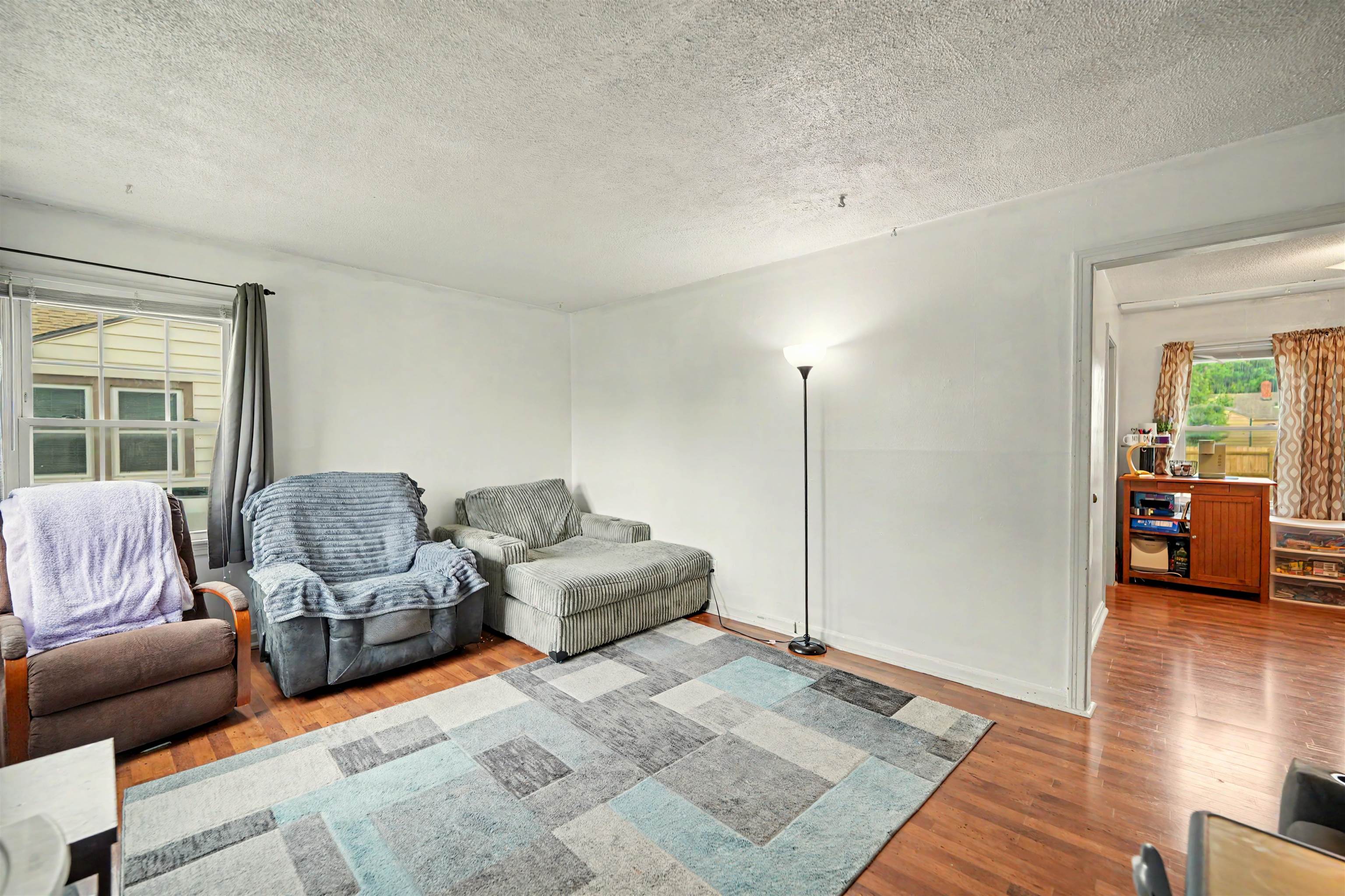 404 E Claflin Ave Property Photo 4