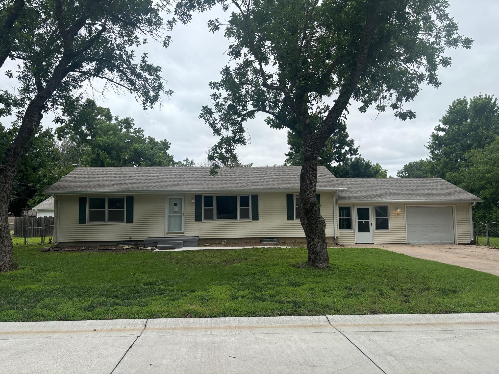 120 E 9th Property Photo 1