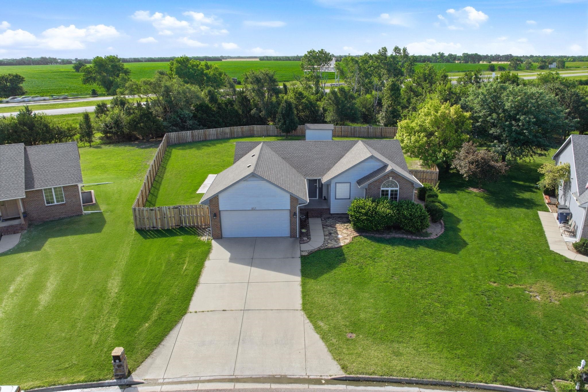 851 Meadowlark Ln Property Photo 4