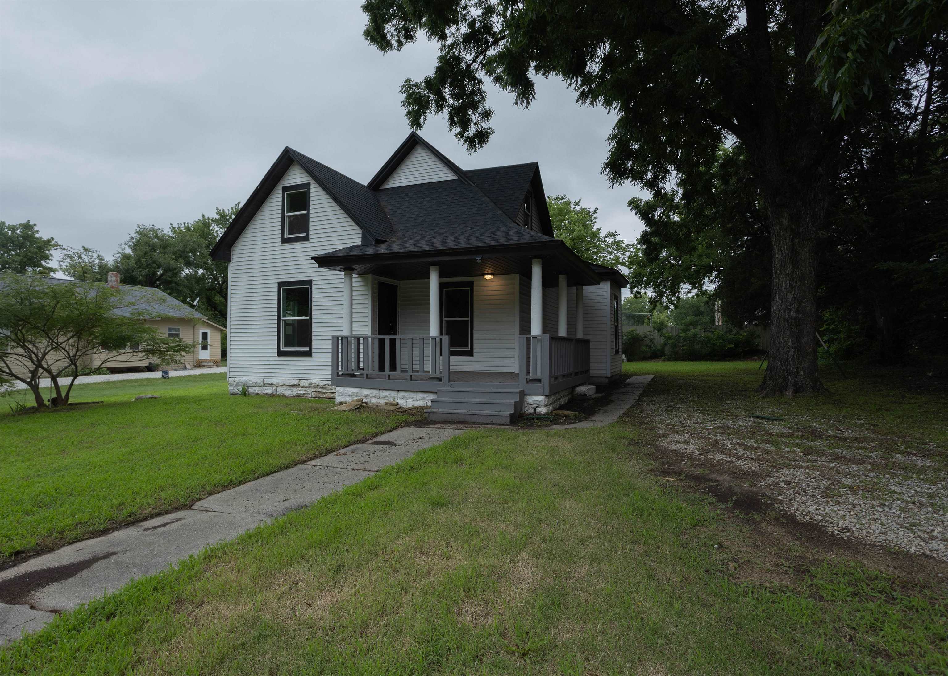 1424 E 1st St Property Photo 1