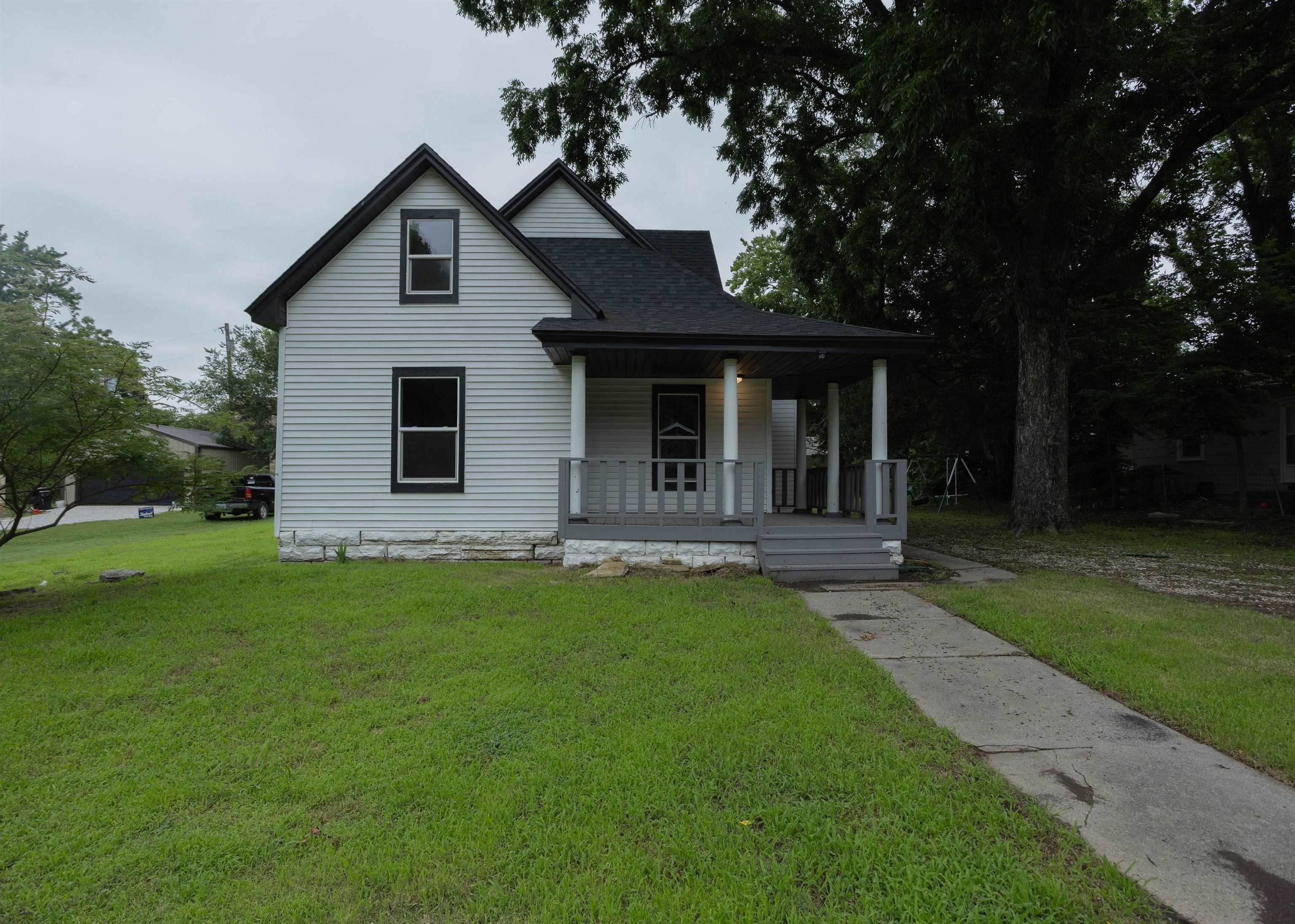 1424 E 1st St Property Photo 2