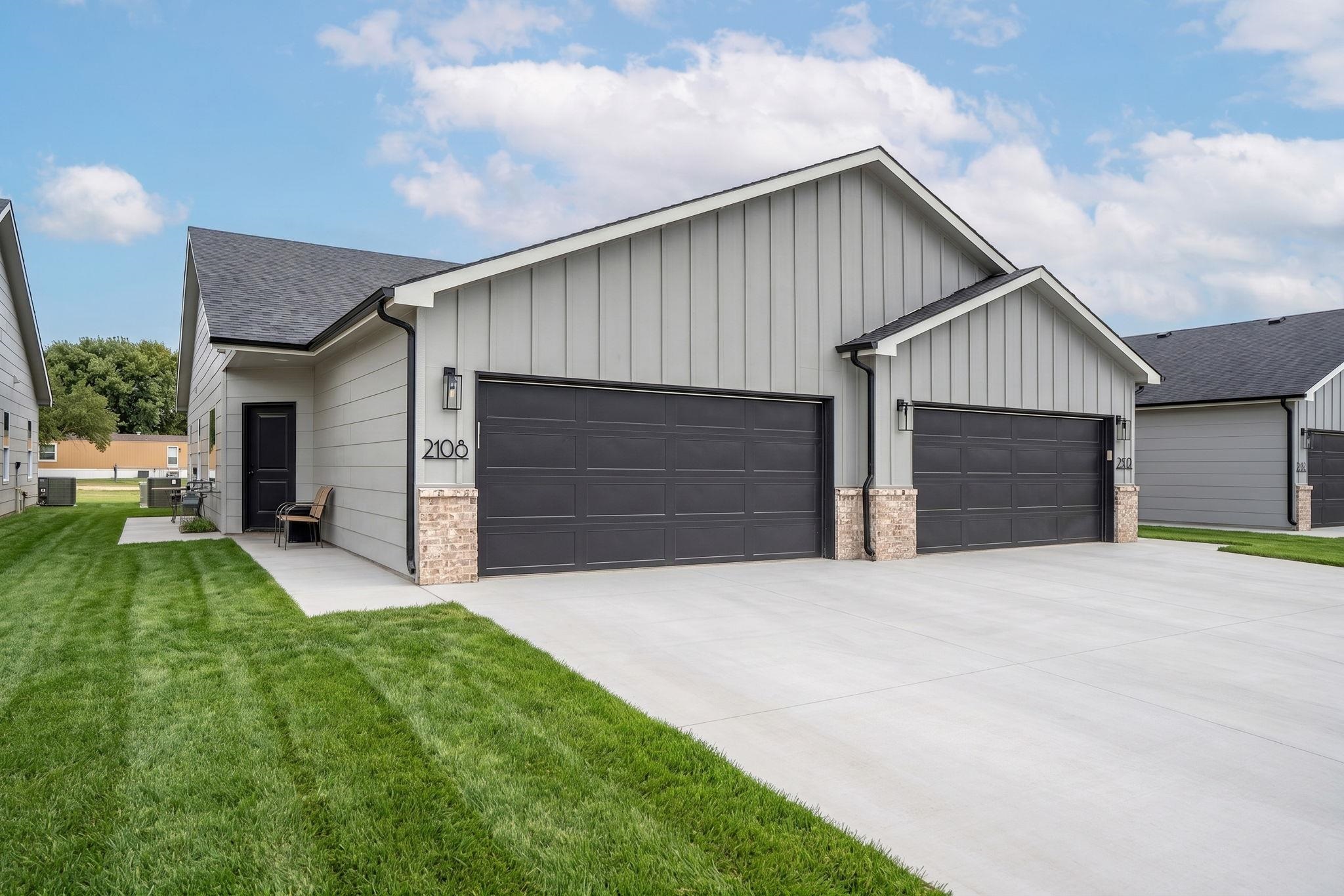 2120-2122 E Plaza Court Property Photo 2